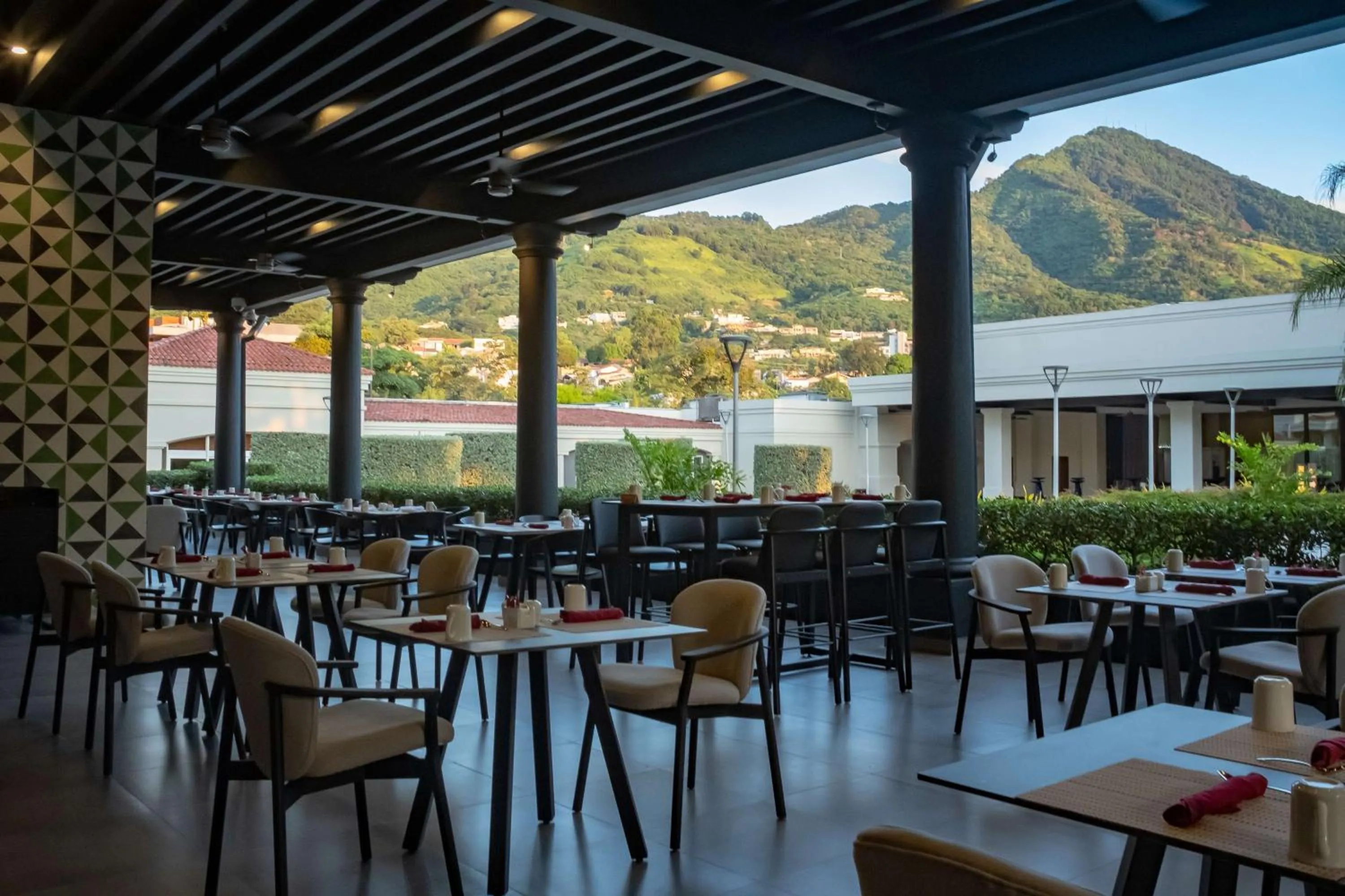 Restaurant/places to eat in Crowne Plaza San Salvador, an IHG Hotel