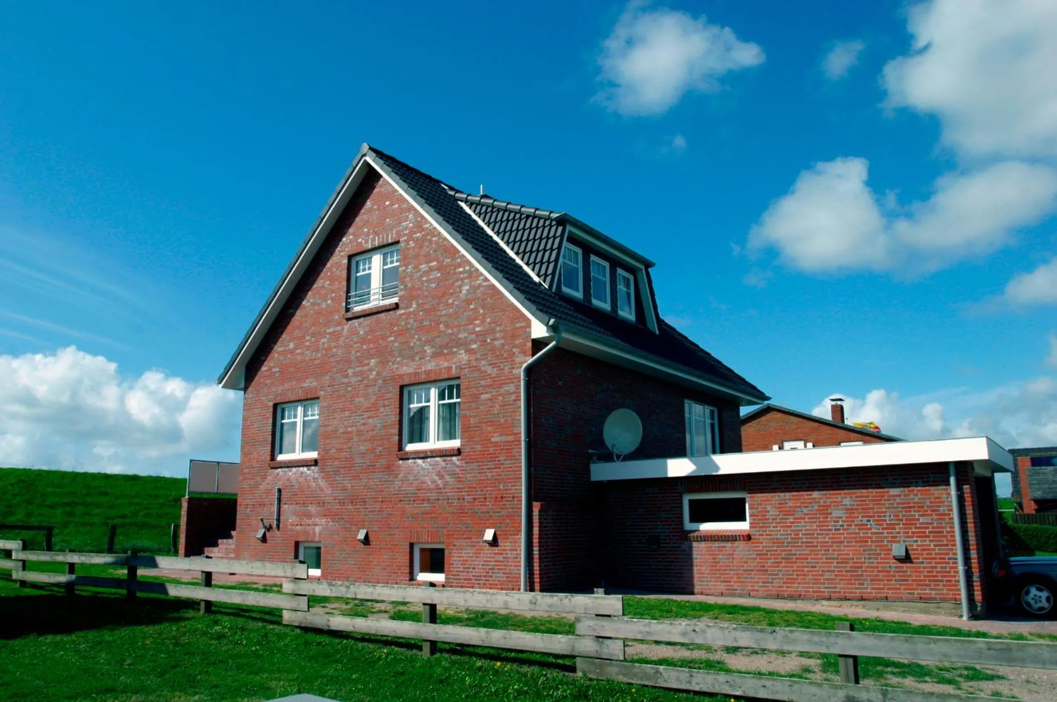 Facade/entrance in Jensen-Huus