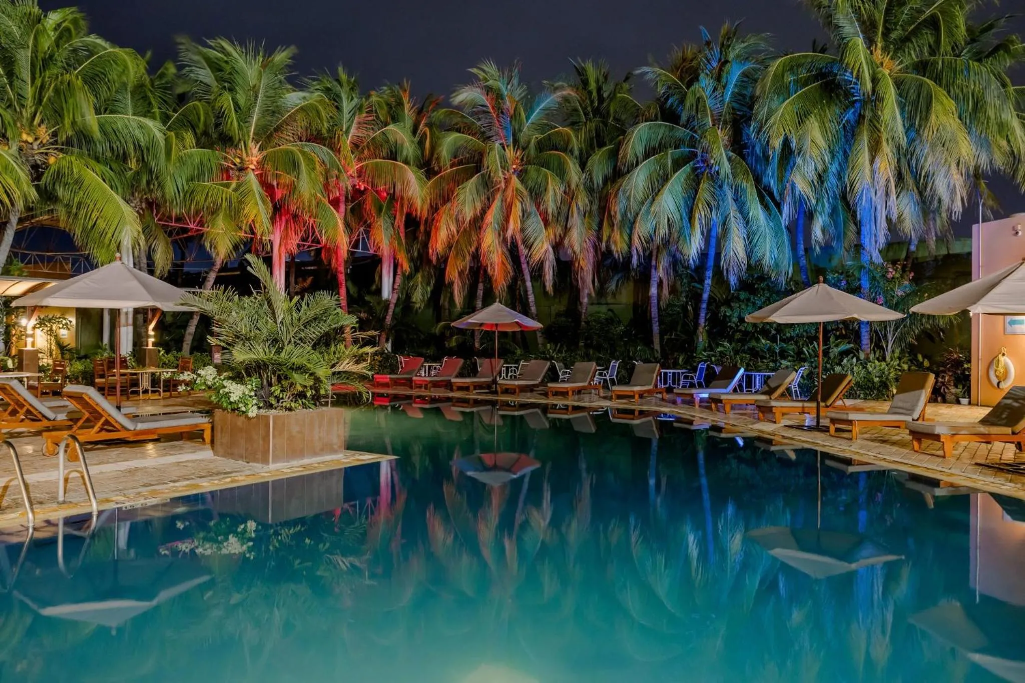 Swimming pool in Holiday Inn Convention Center by IHG