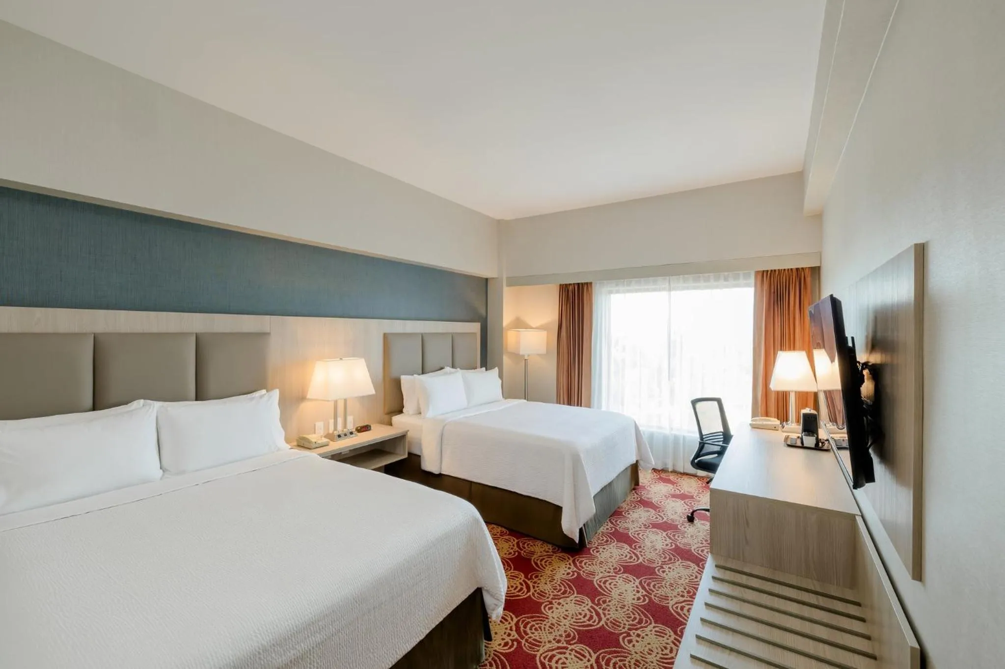 Photo of the whole room, Bed in Holiday Inn Convention Center by IHG