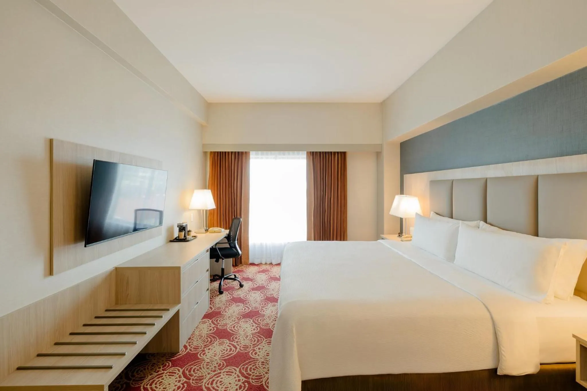 Photo of the whole room, Bed in Holiday Inn Convention Center by IHG