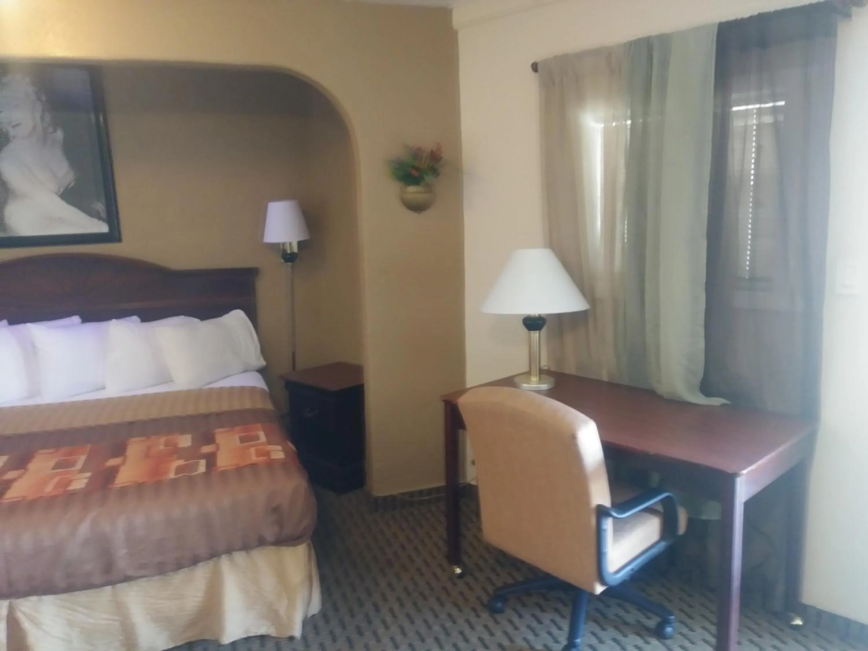 Seating area, Bed in Garden Inn & Suites New Braunfels