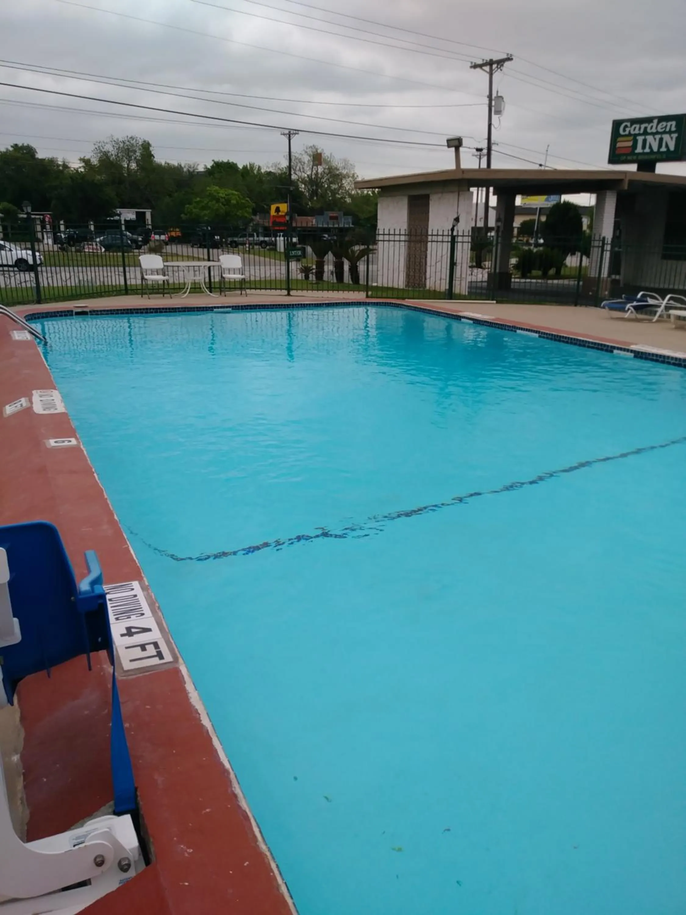 Swimming pool in Garden Inn & Suites New Braunfels