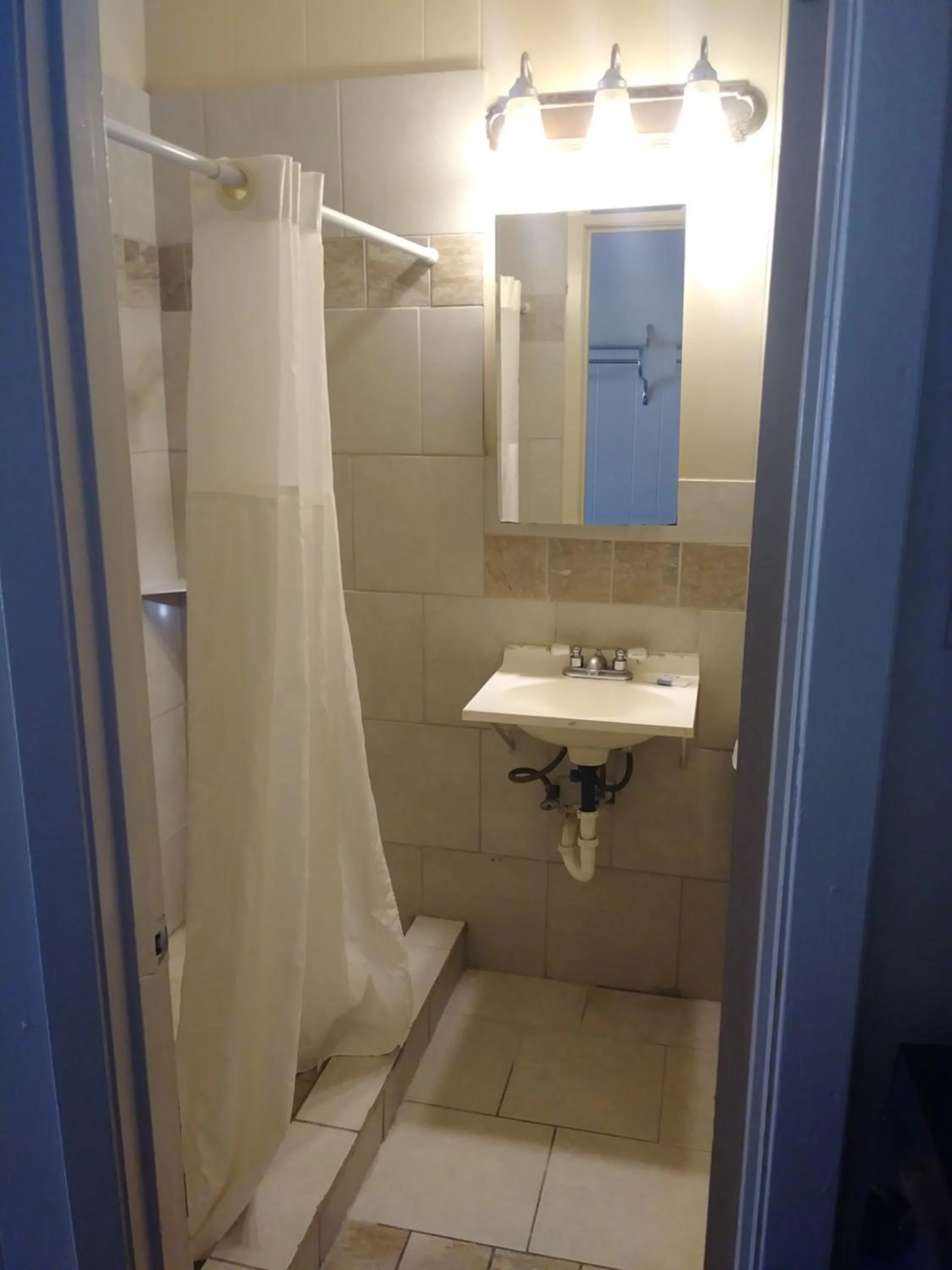Shower in Garden Inn & Suites New Braunfels