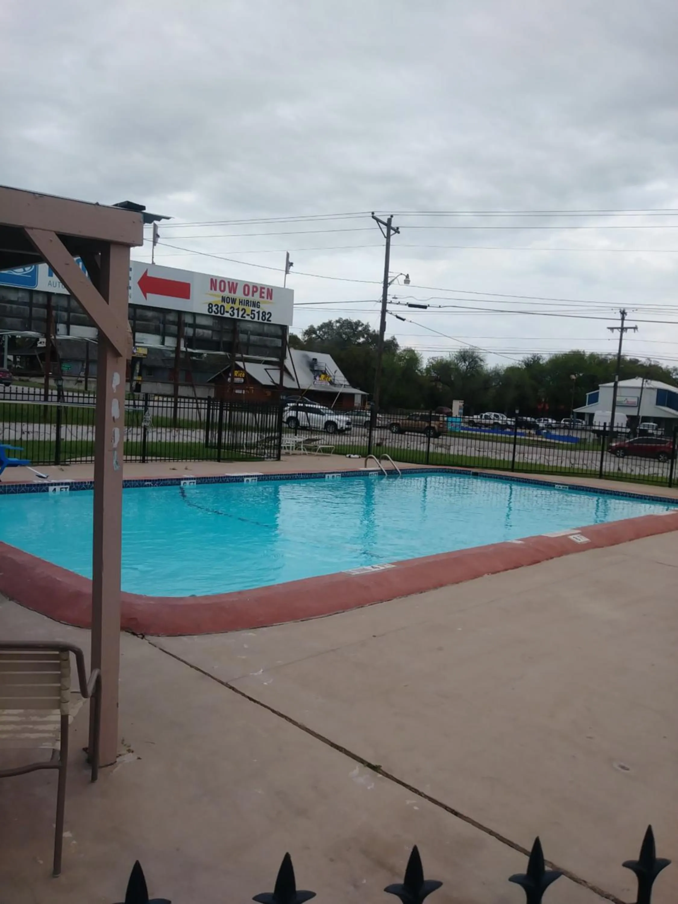 Swimming pool in Garden Inn & Suites New Braunfels