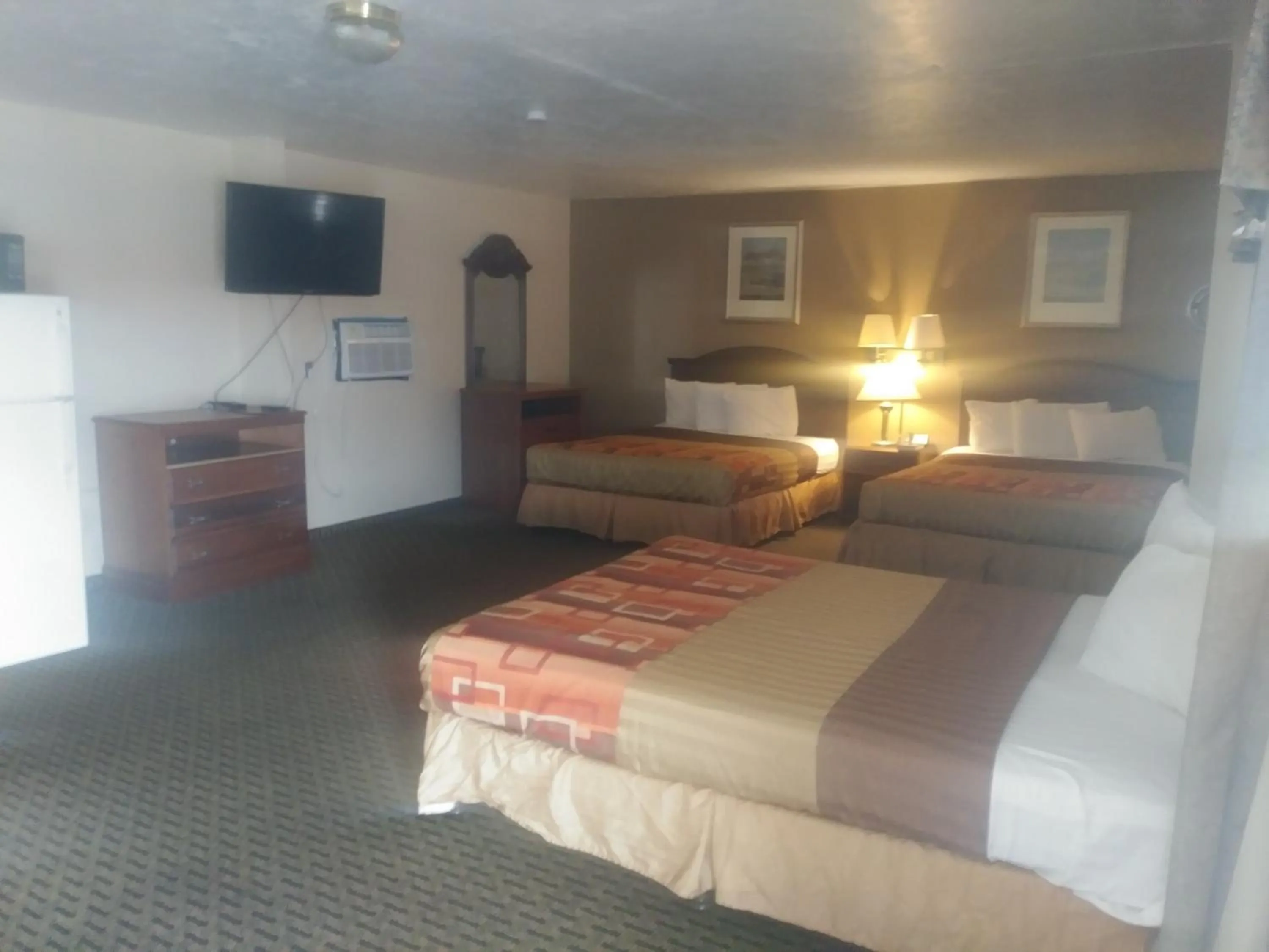 Communal lounge/ TV room, Bed in Garden Inn & Suites New Braunfels