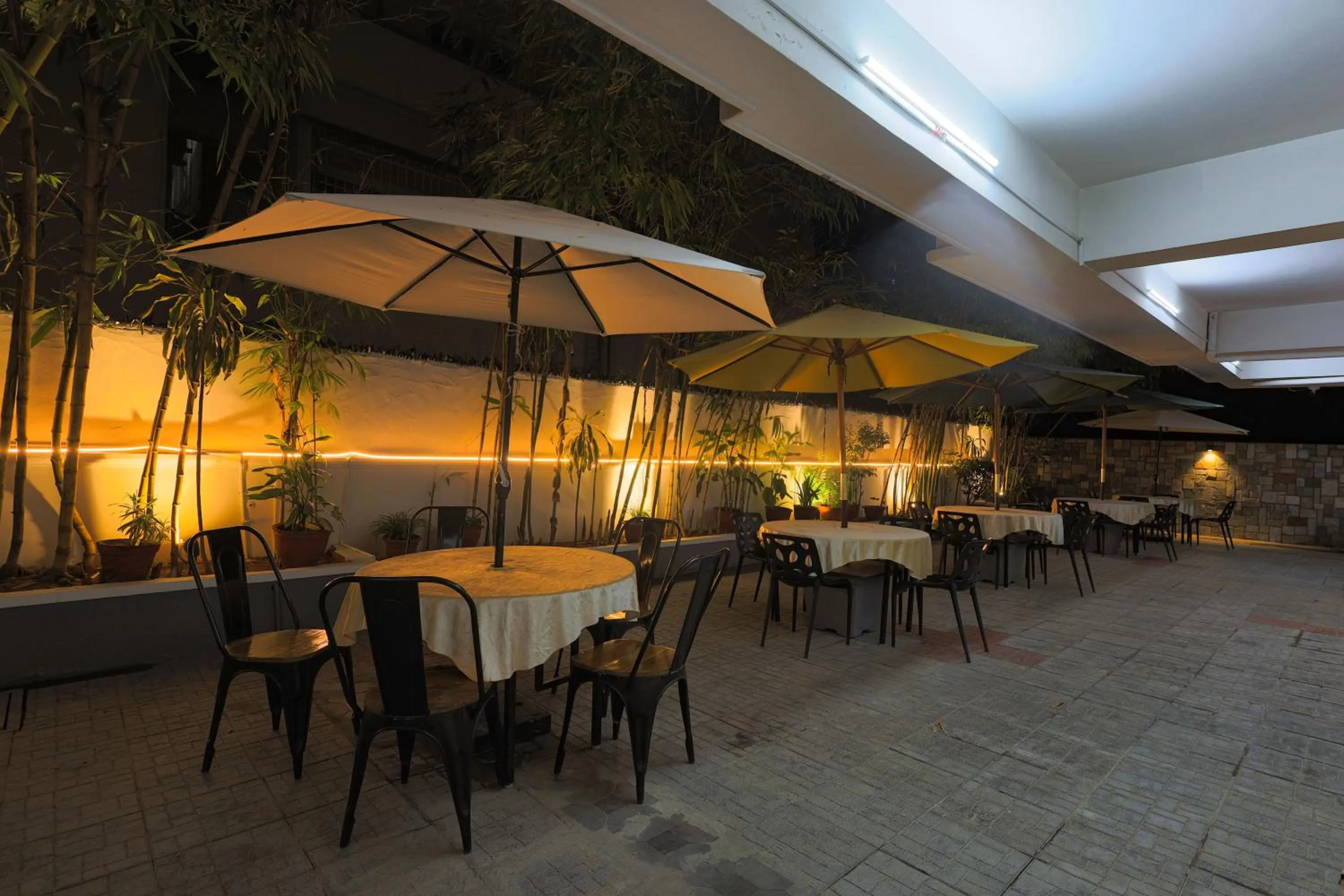 Restaurant/places to eat in Hotel Athome & Serviced Apartments by Deccan Serai Hotels