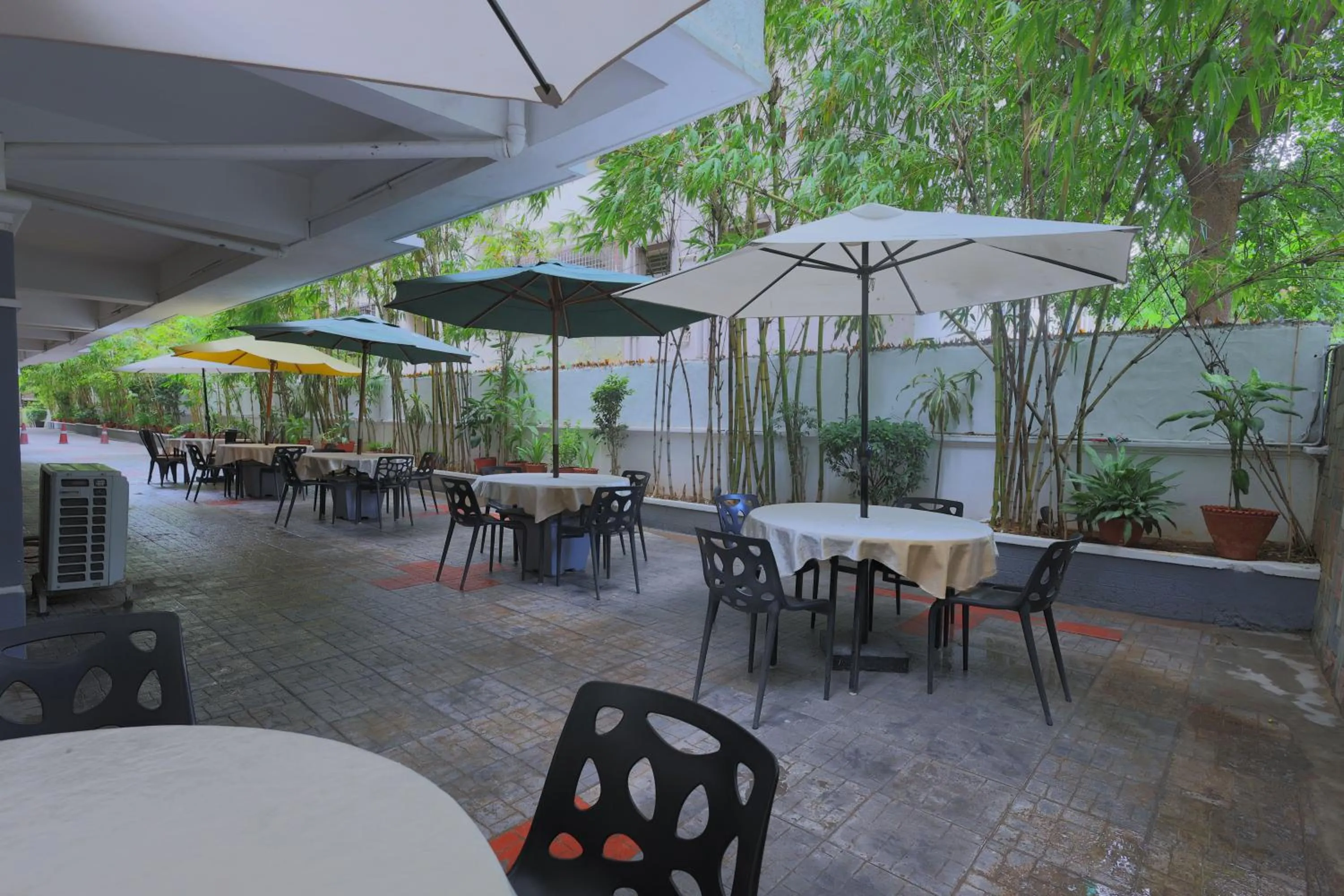 Restaurant/places to eat in Hotel Athome & Serviced Apartments by Deccan Serai Hotels