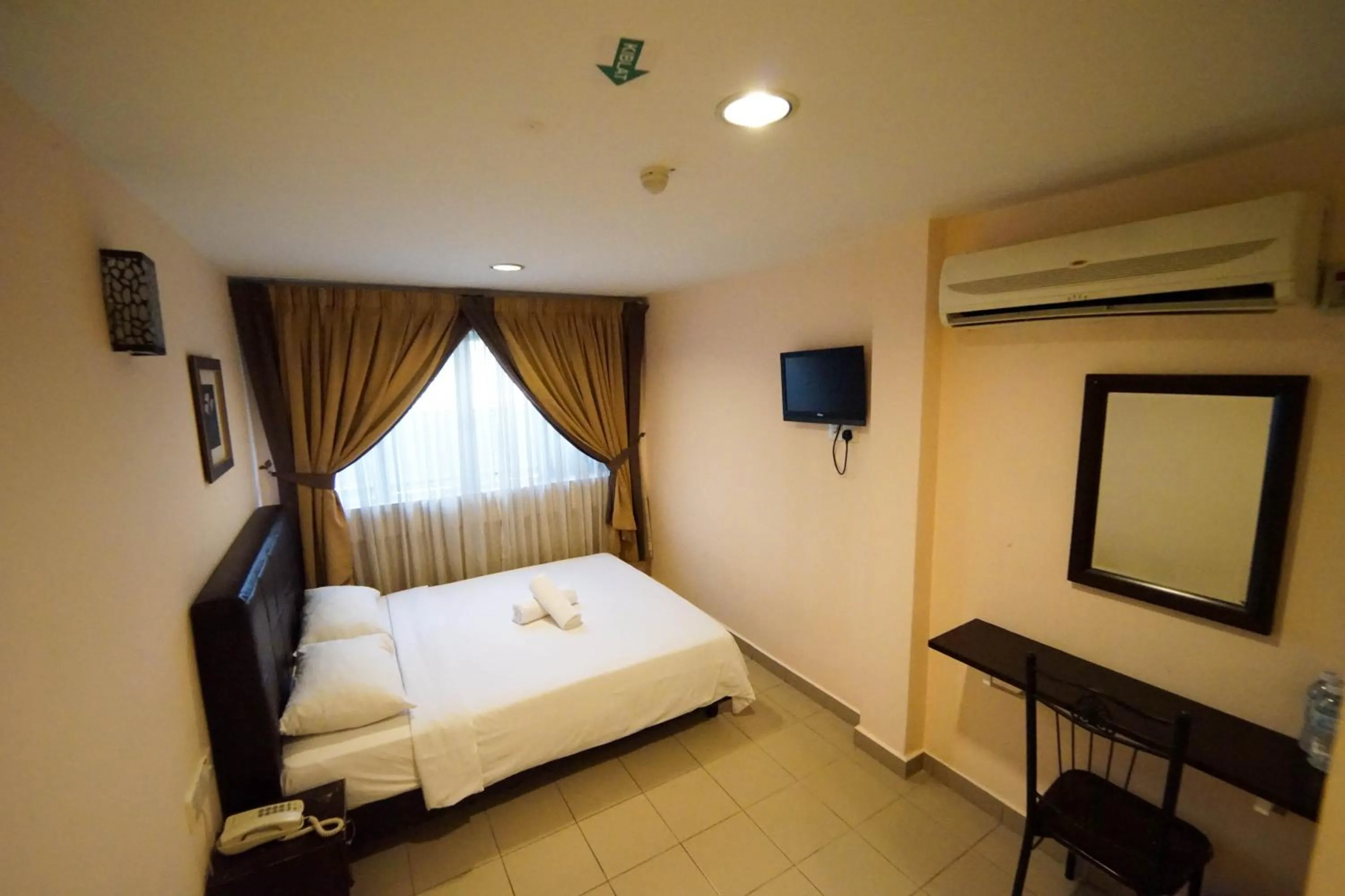 Photo of the whole room, Bed in Hotel A-One