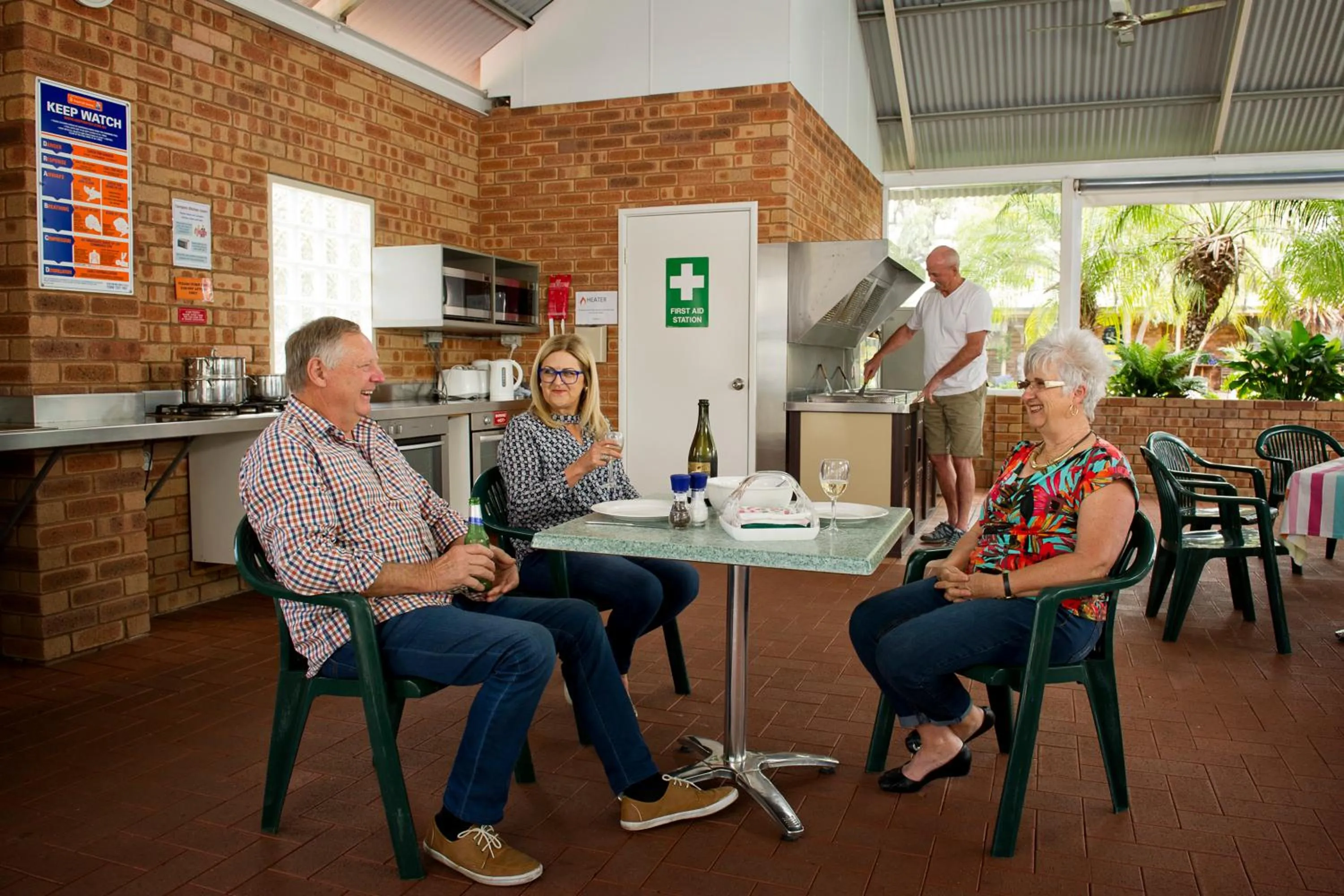 Communal kitchen in Mandalay Holiday Resort and Tourist Park