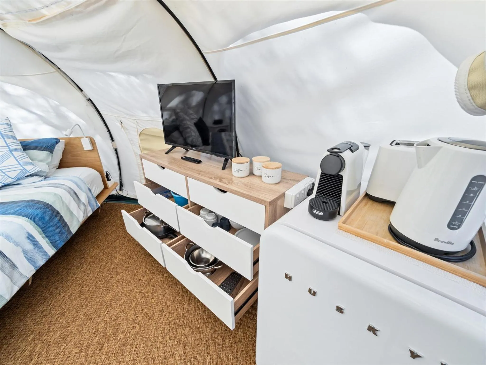 Living room, Bed in Mandalay Holiday Resort and Tourist Park