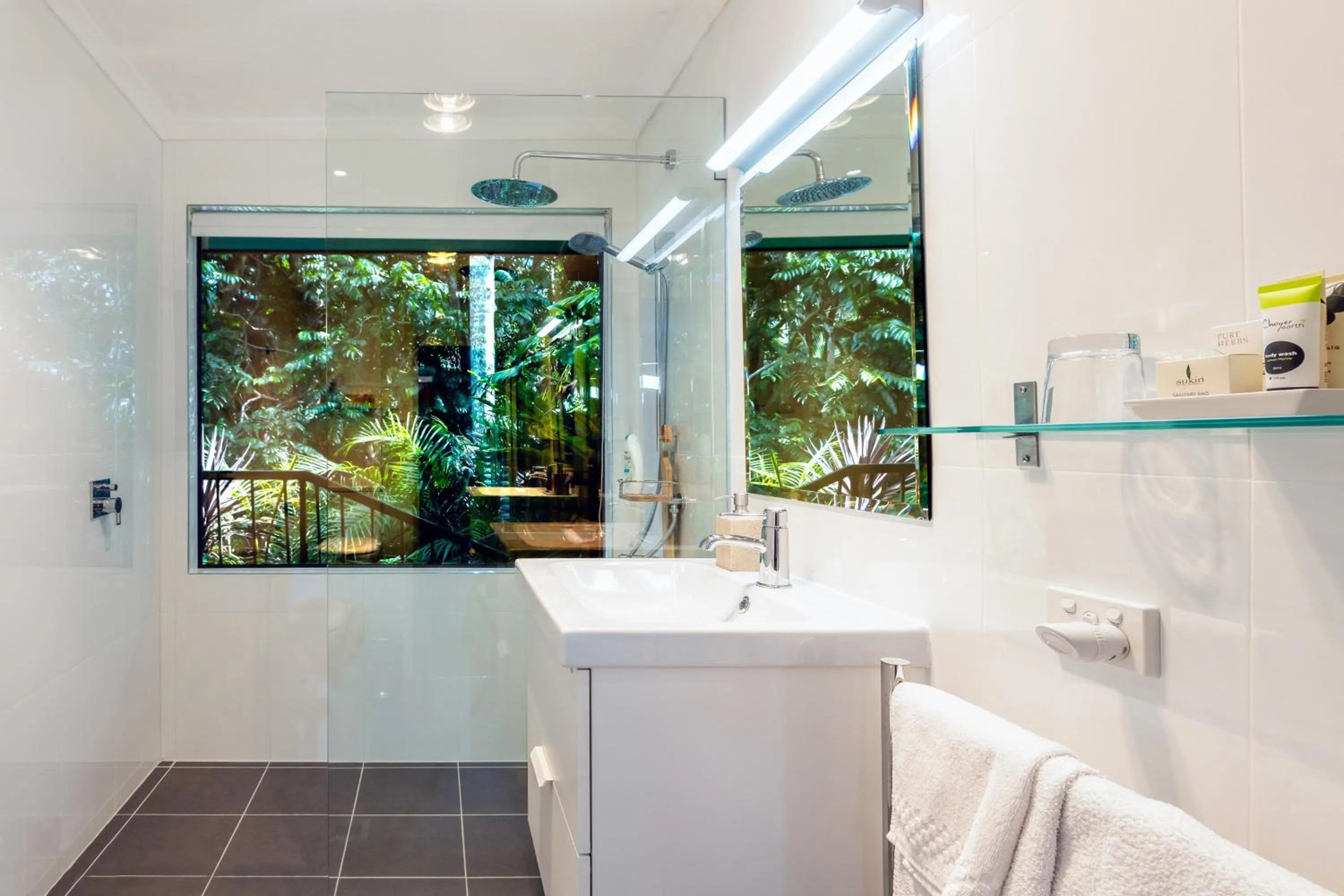 Shower in Avocado Sunset Bed & Breakfast