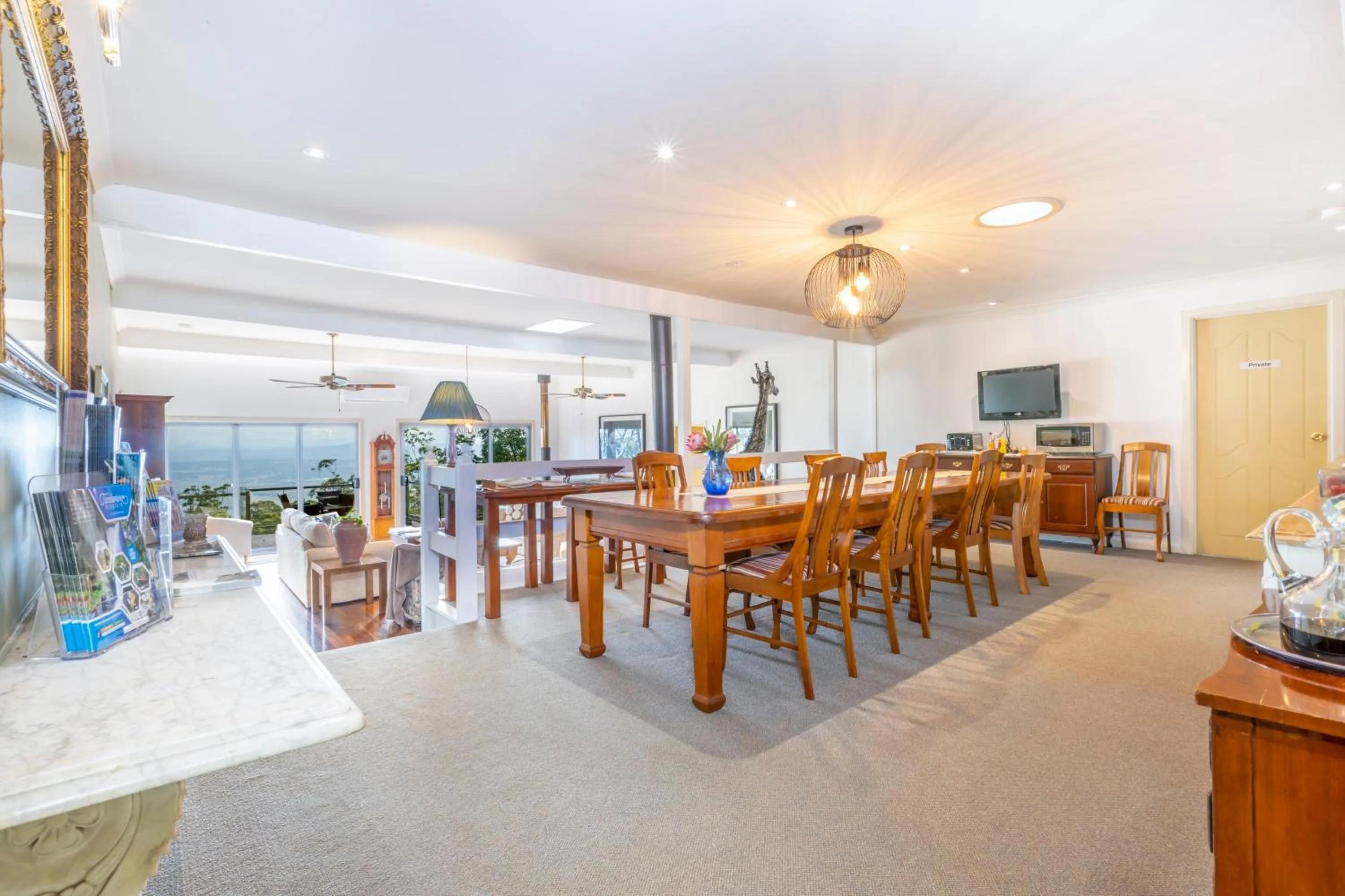 Communal lounge/ TV room in Avocado Sunset Bed & Breakfast