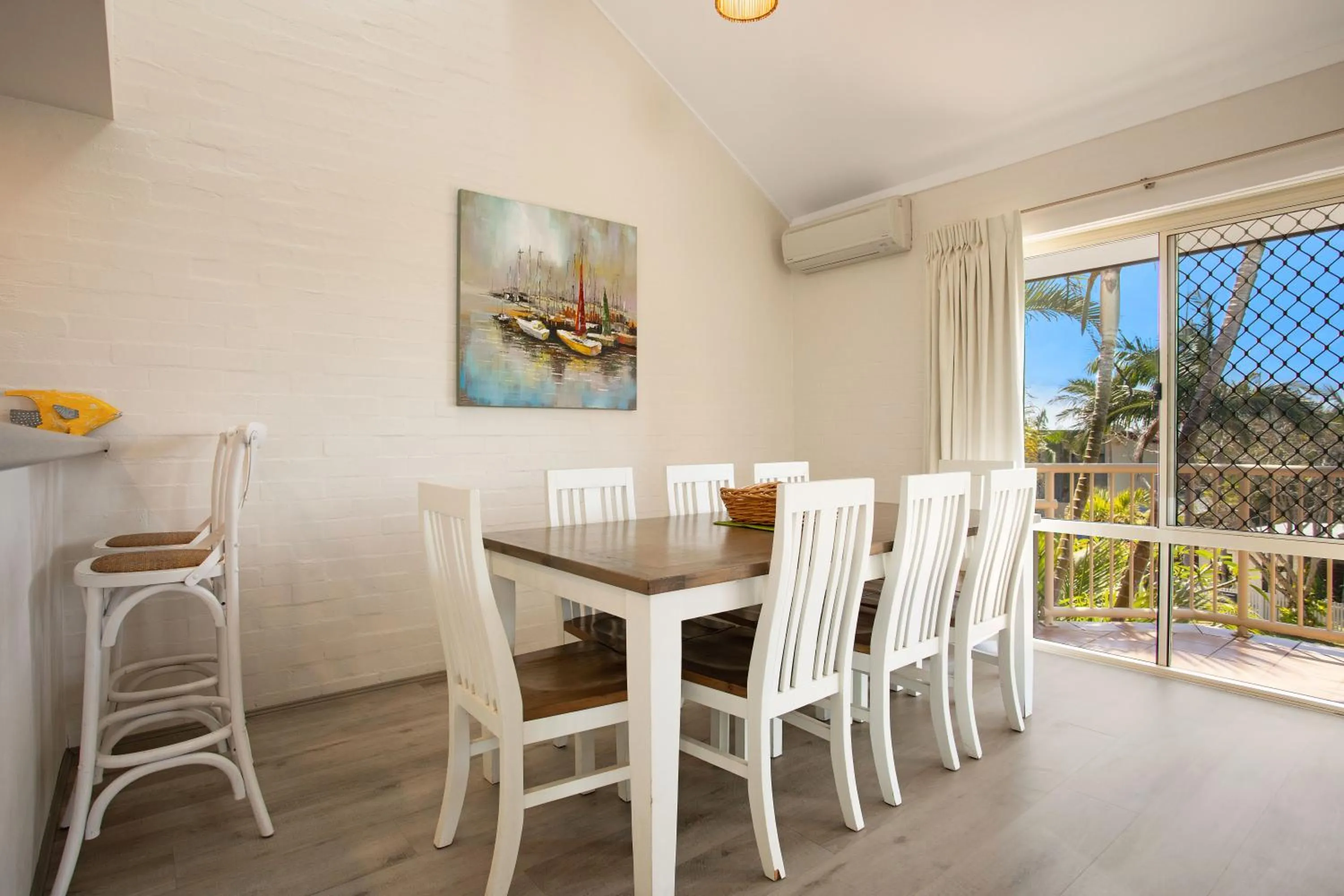 Dining area in Mariner Bay Apartments