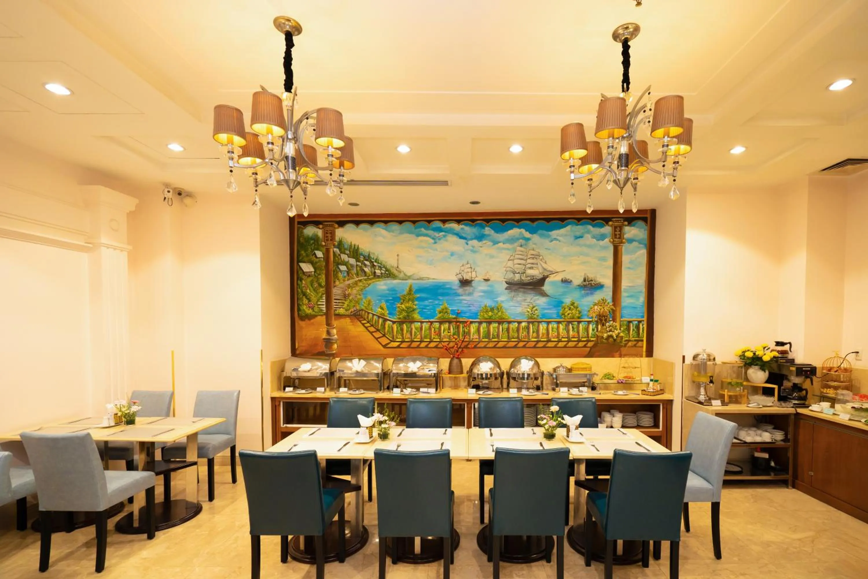 Restaurant/places to eat in Cap Town Hotel