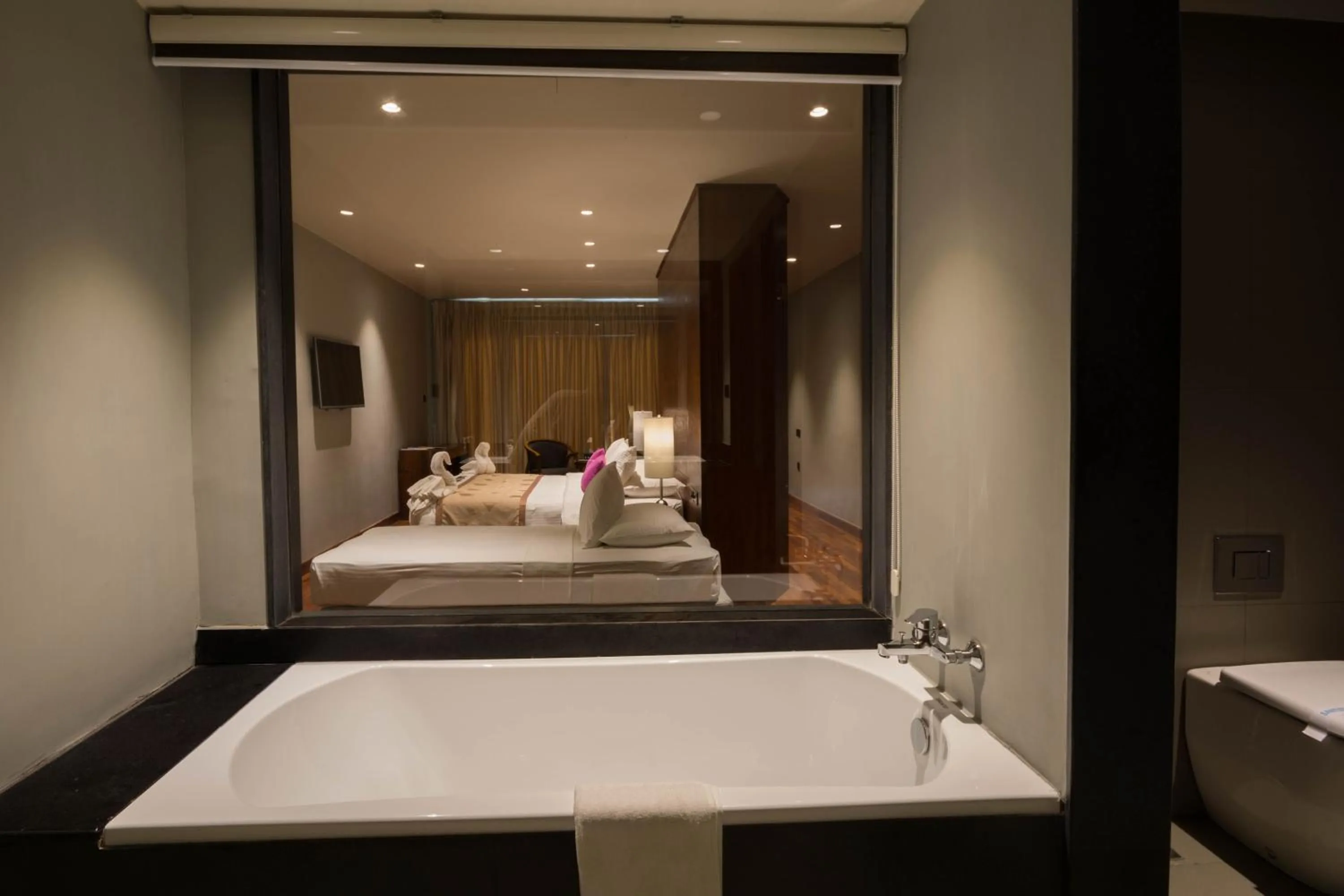 Shower, Bed in Swiss Residence Kandy