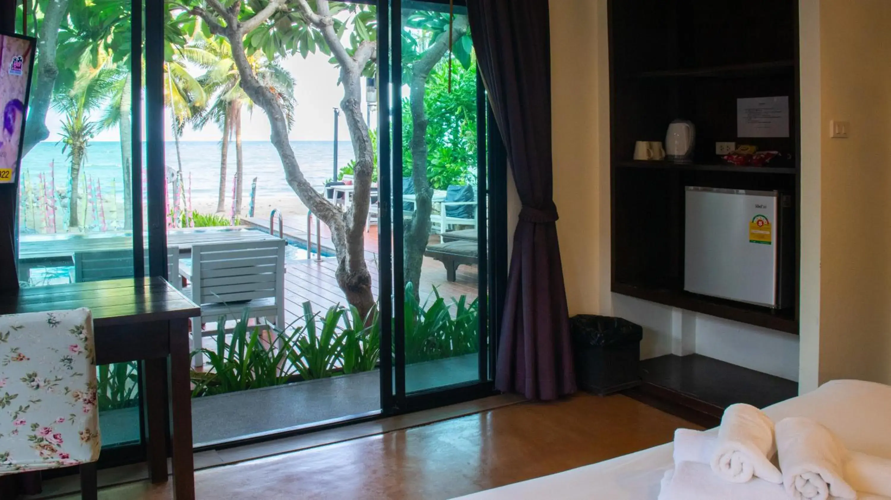 Pool view, Bed in Chidlom Resort Pool view, Bed in Chidlom Resort