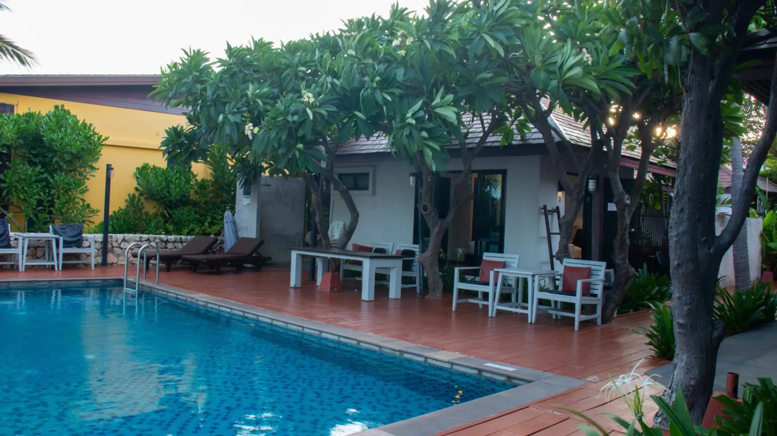 Swimming pool in Chidlom Resort Swimming pool in Chidlom Resort