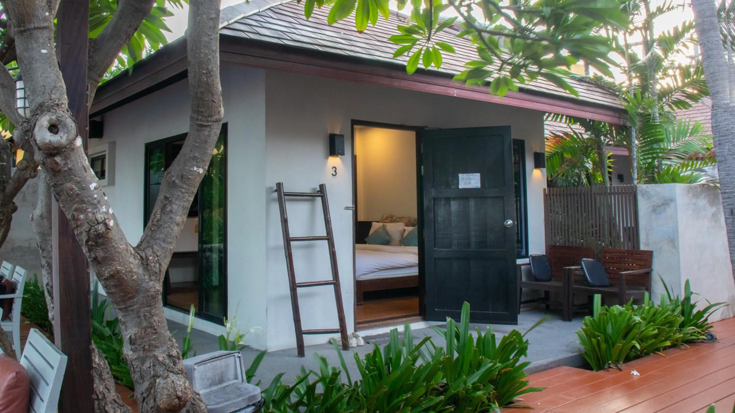 Photo of the whole room in Chidlom Resort