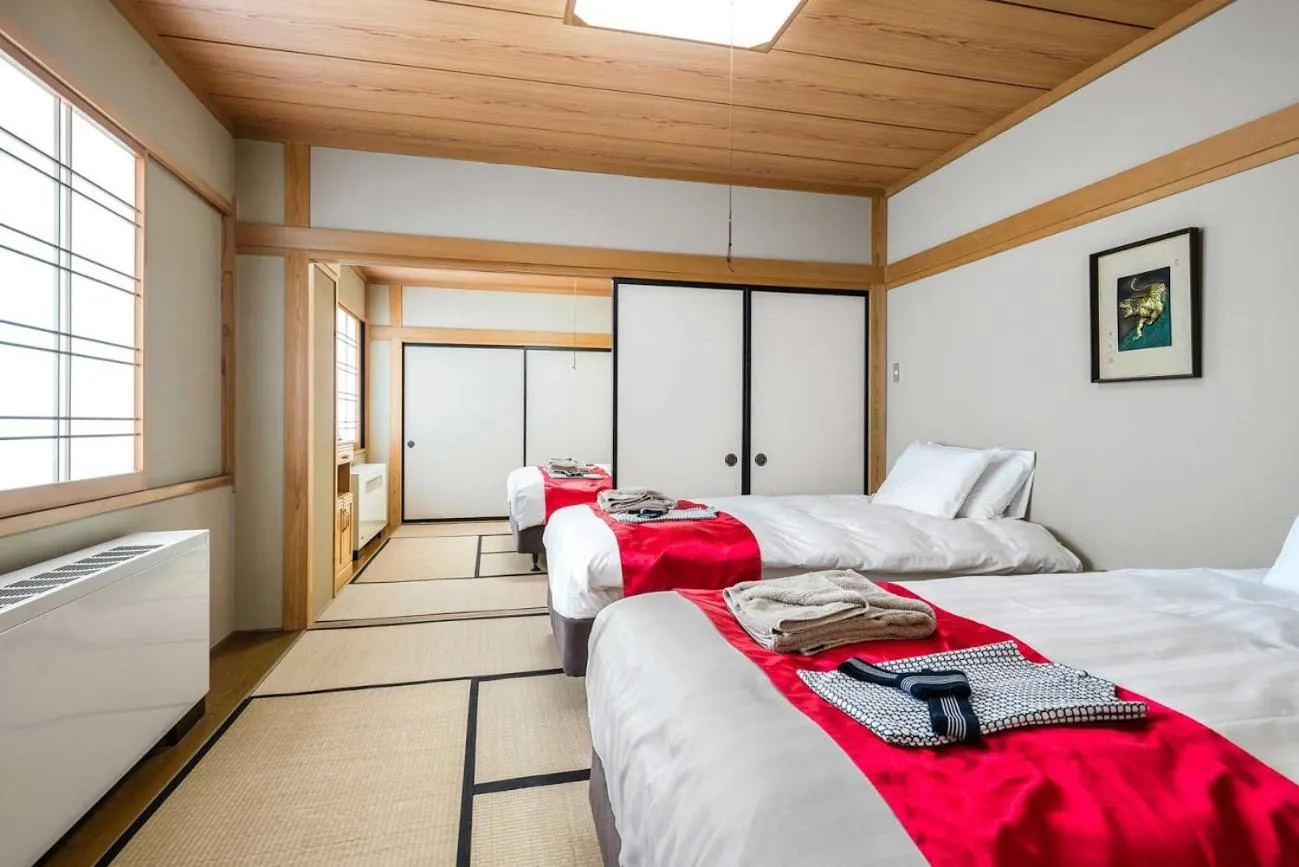 Photo of the whole room, Bed in White Horse Hotel