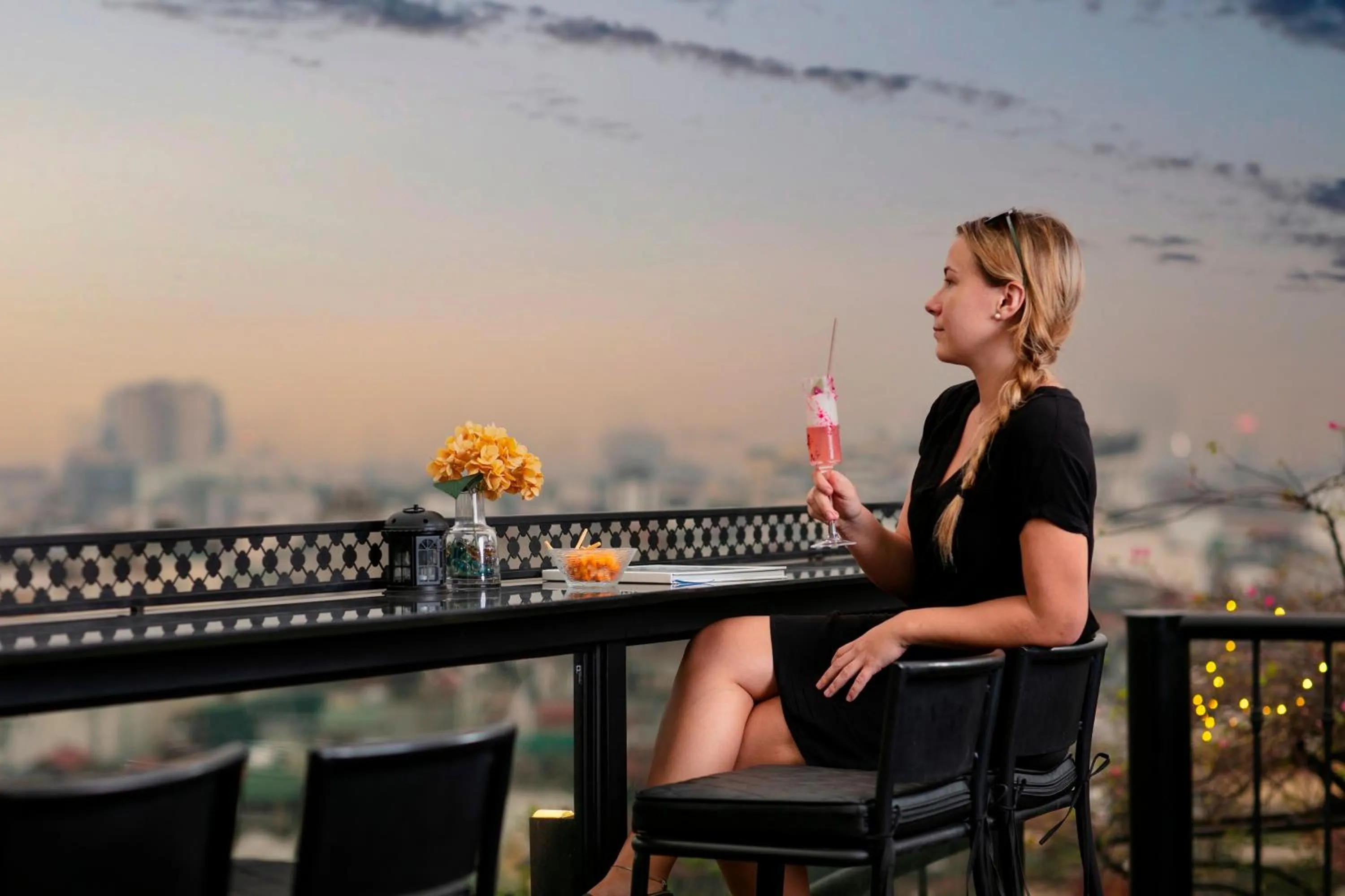 Lounge or bar in La Mejor Hotel & Sky Bar