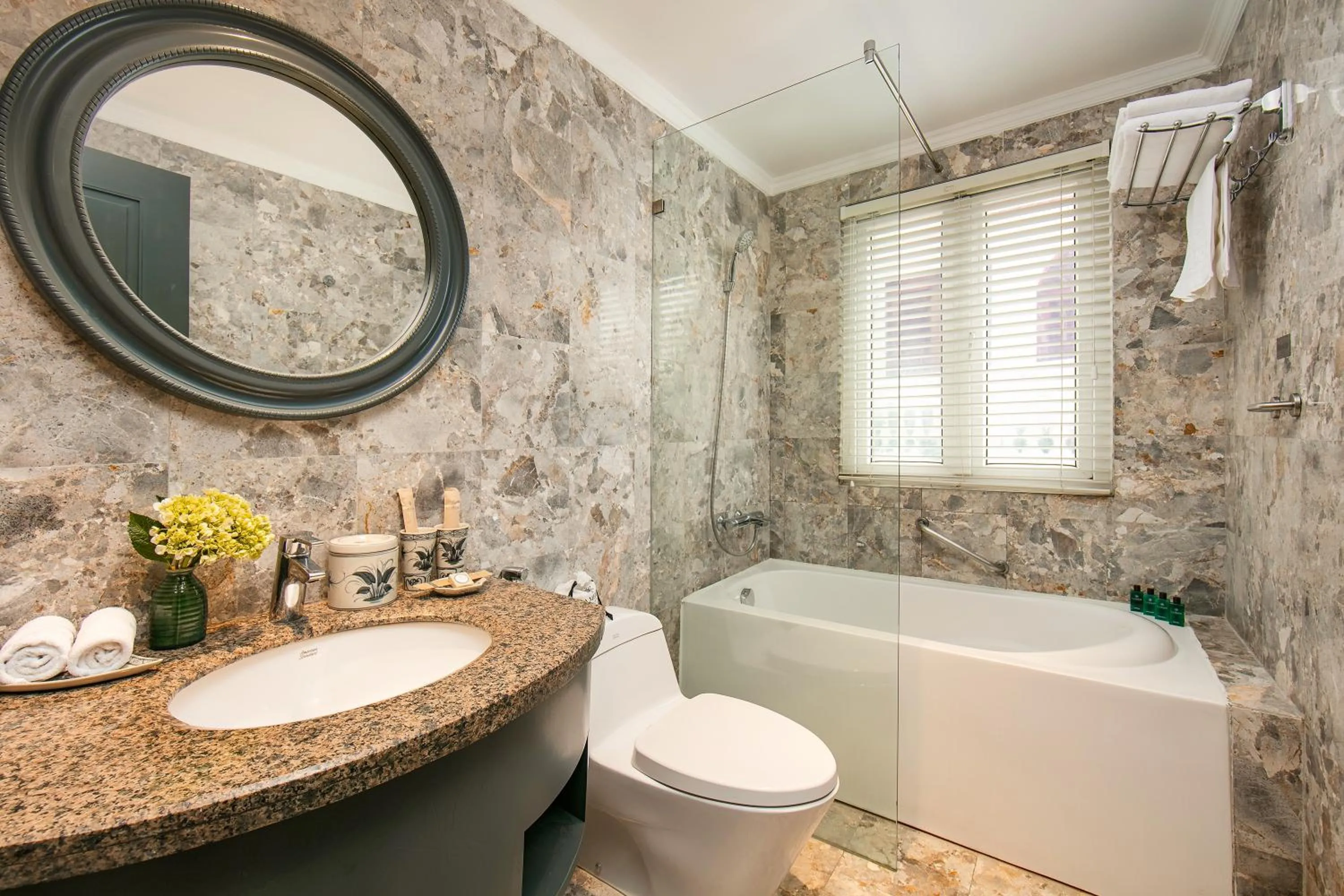 Bathroom in La Mejor Hotel & Sky Bar