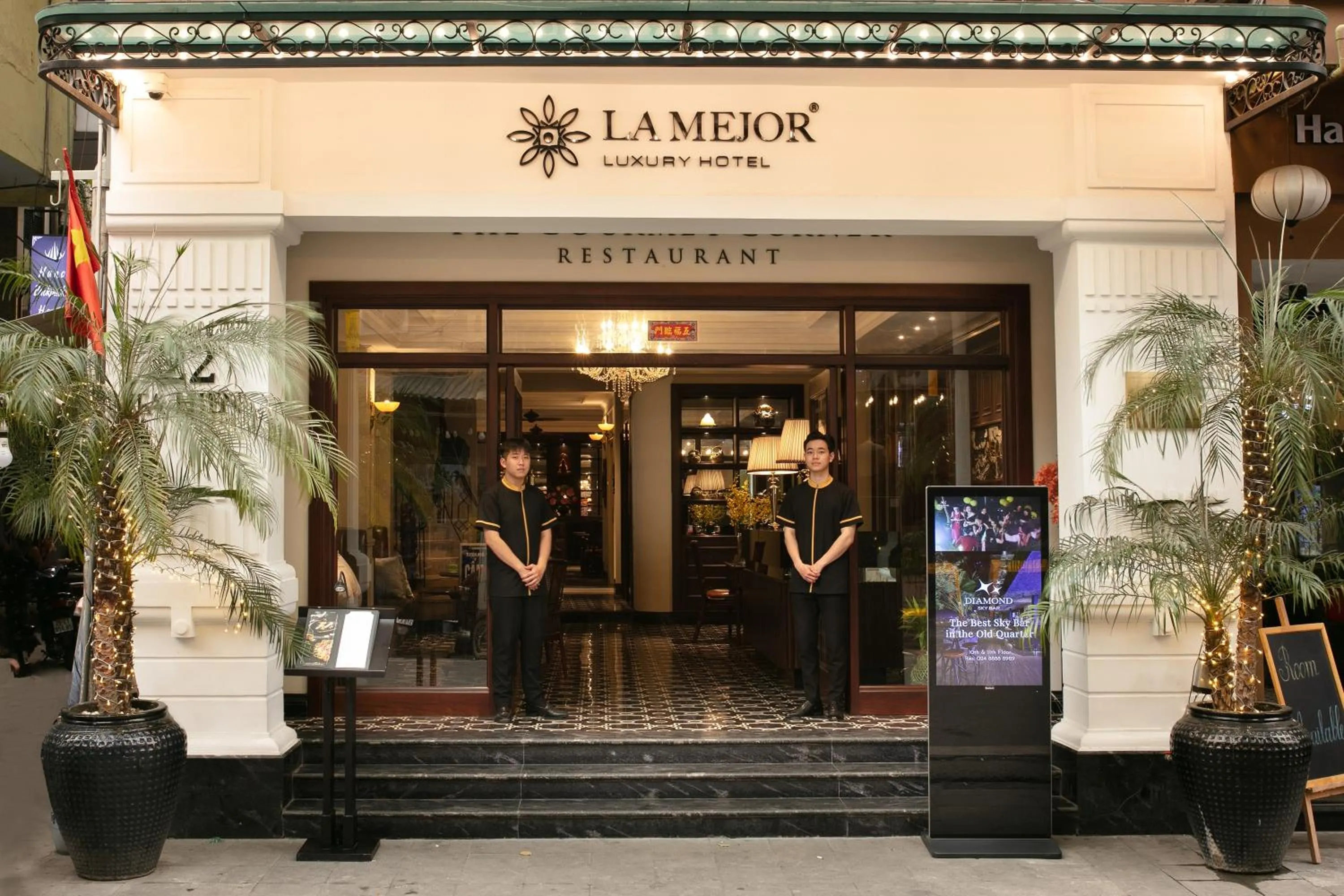 Facade/entrance in La Mejor Hotel & Sky Bar