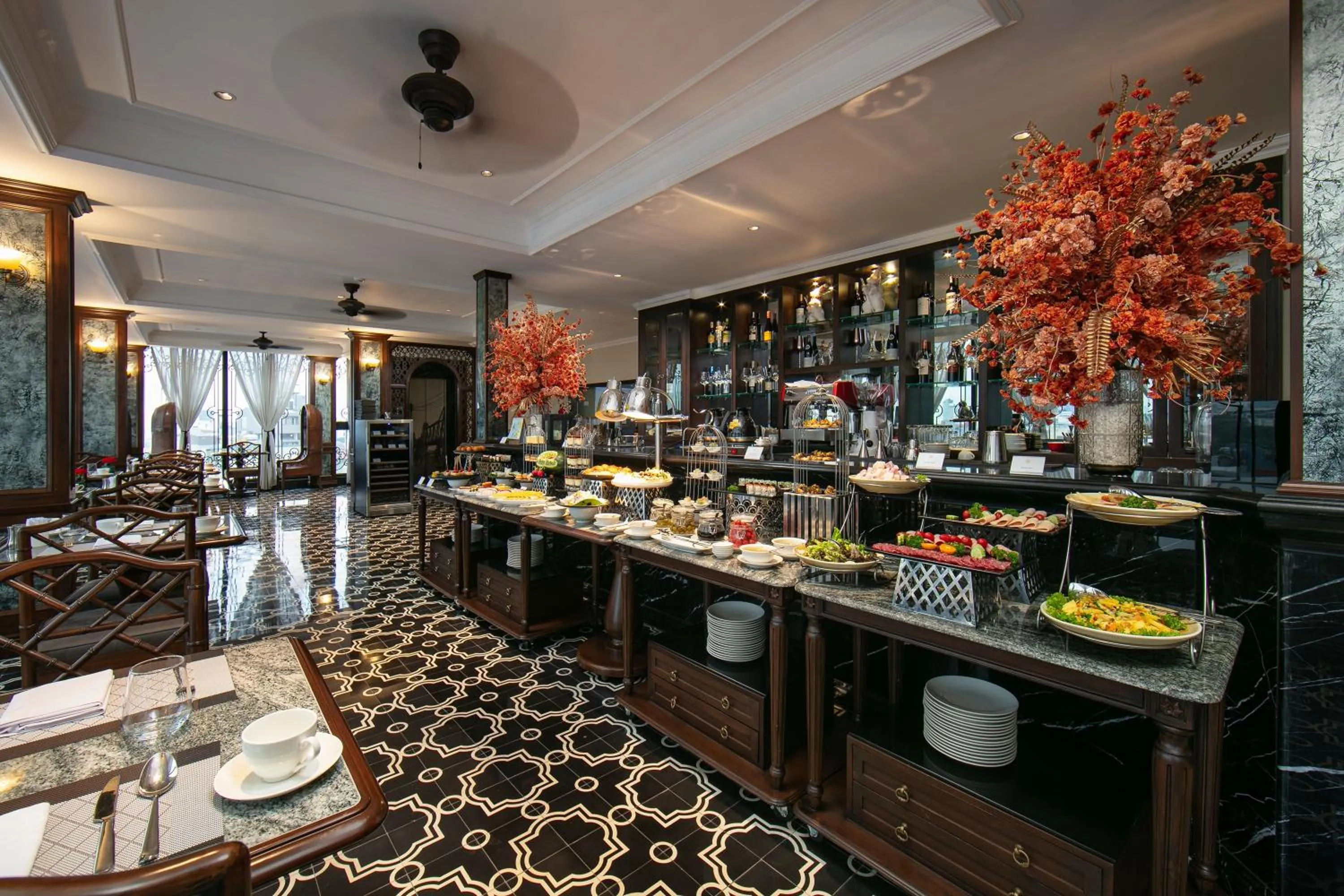 Restaurant/places to eat in La Mejor Hotel & Sky Bar