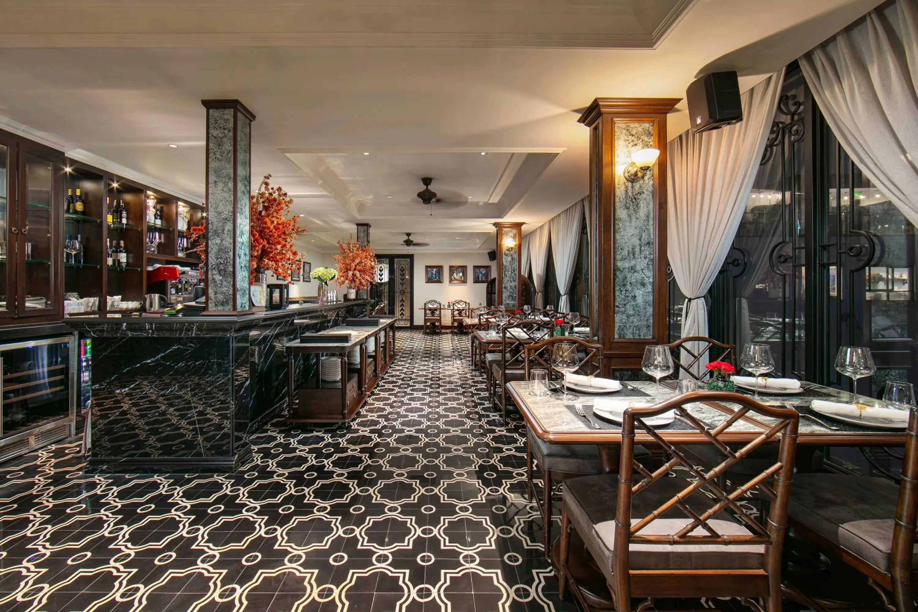 Restaurant/places to eat in La Mejor Hotel & Sky Bar