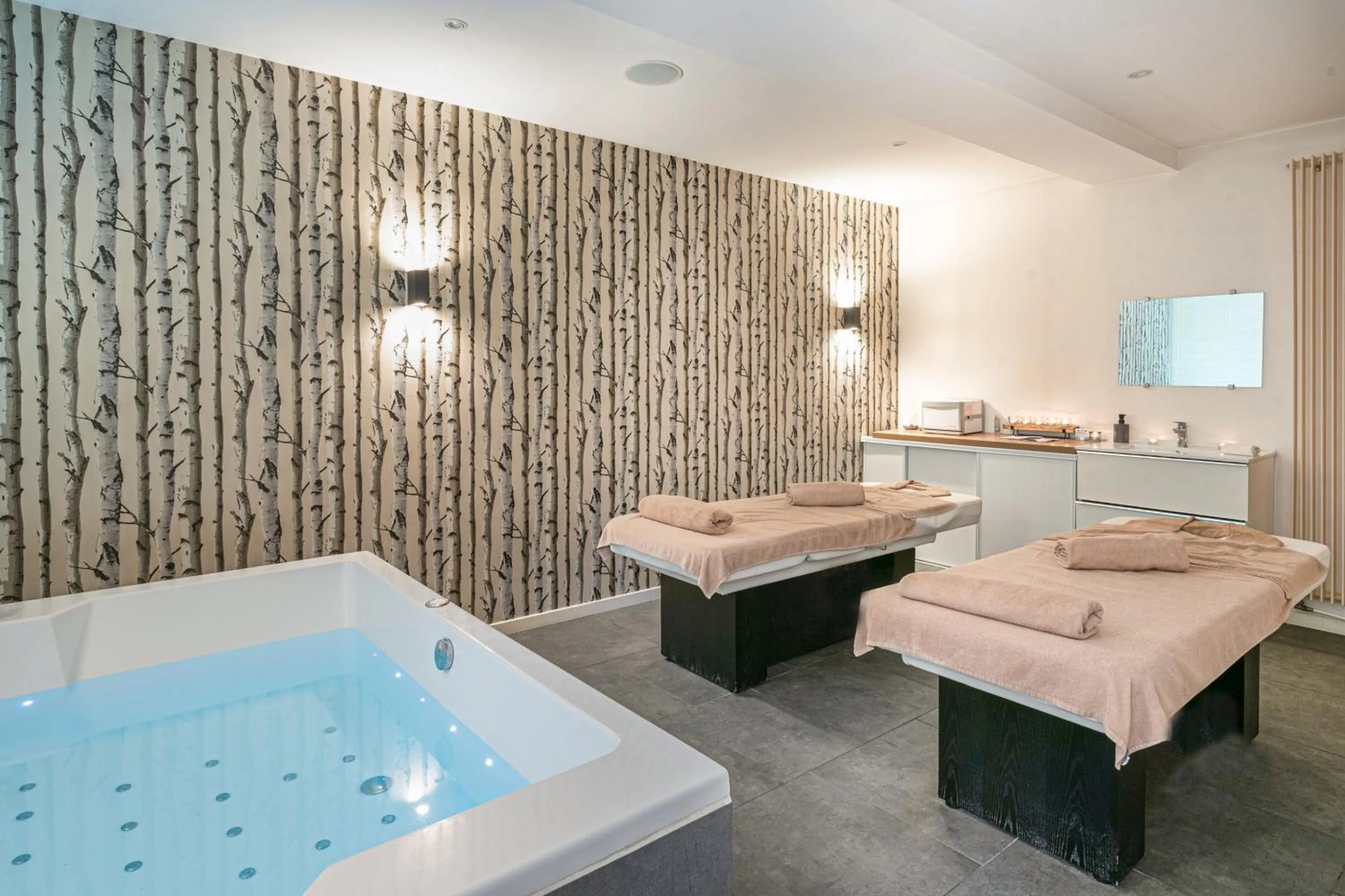 Hot Tub, Bed in Domaine de Joinville