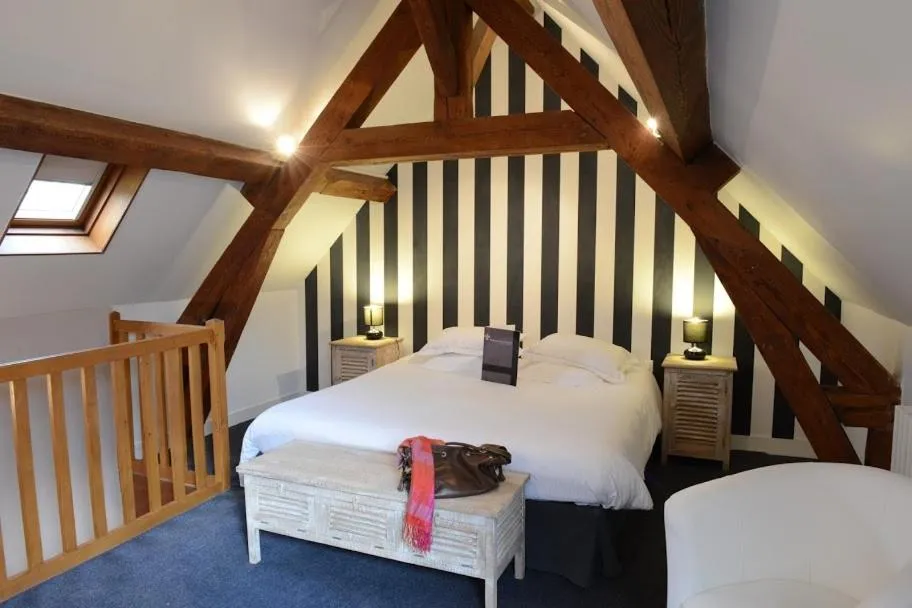 Photo of the whole room, Bed in Domaine de Joinville