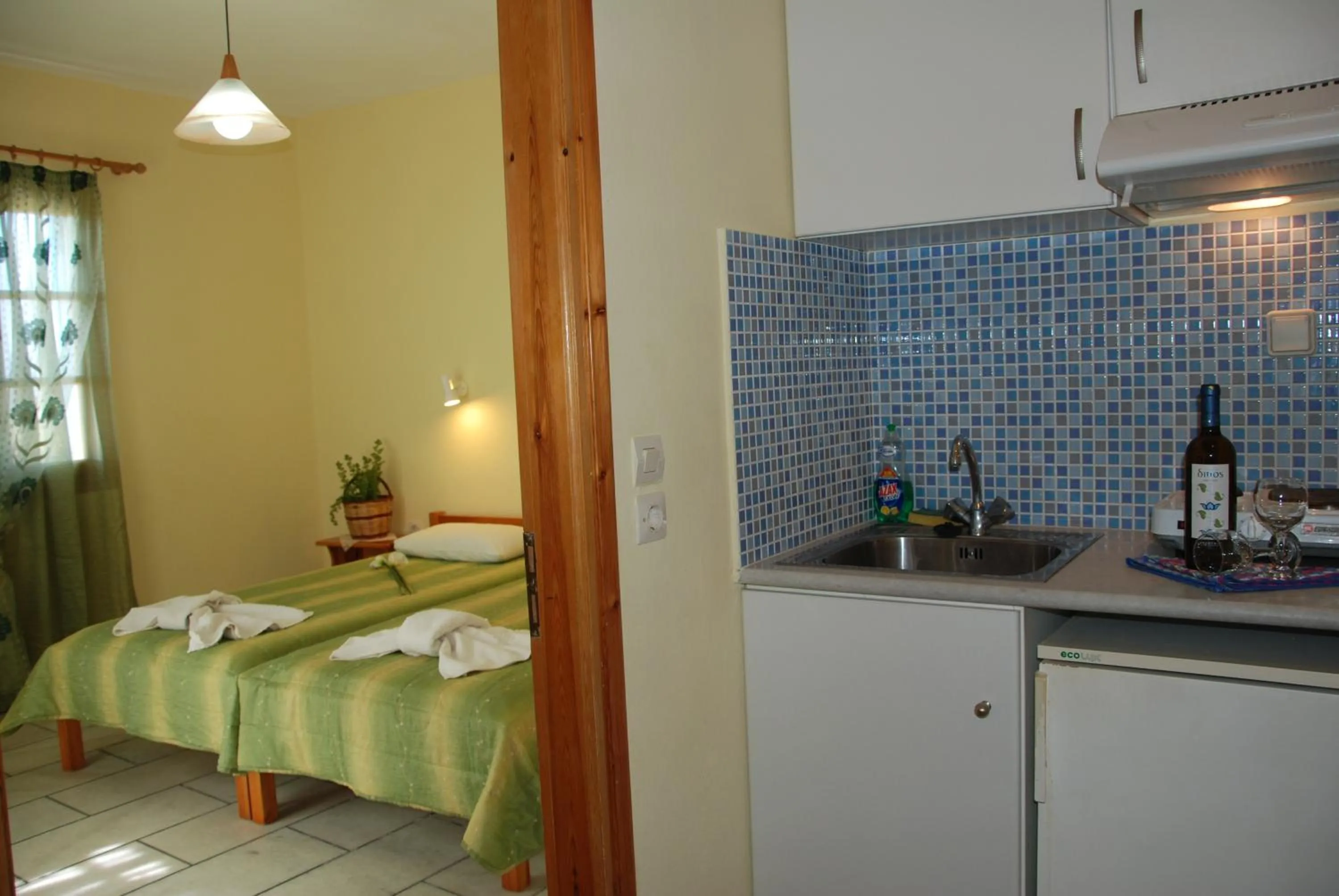 Kitchen or kitchenette, Bed in Koulas Pension - Red Lake