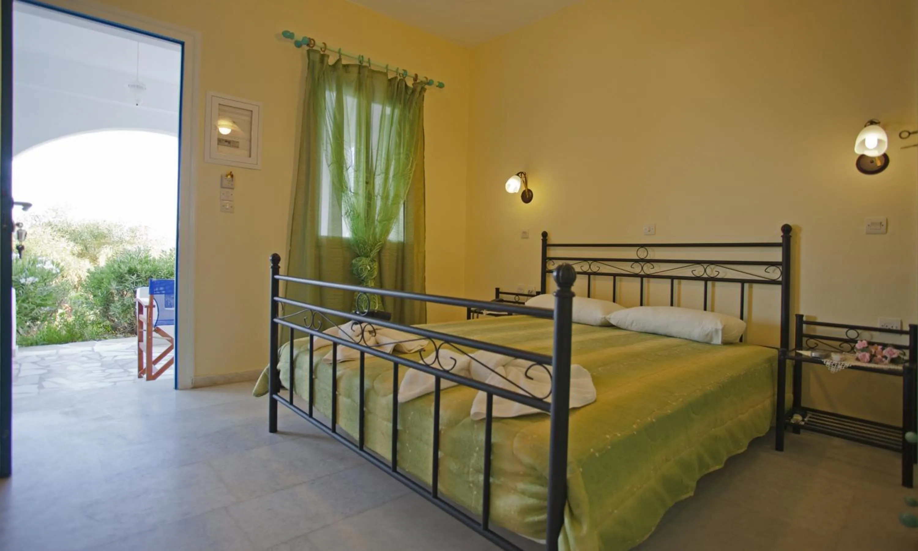 Bedroom, Bed in Koulas Pension - Red Lake