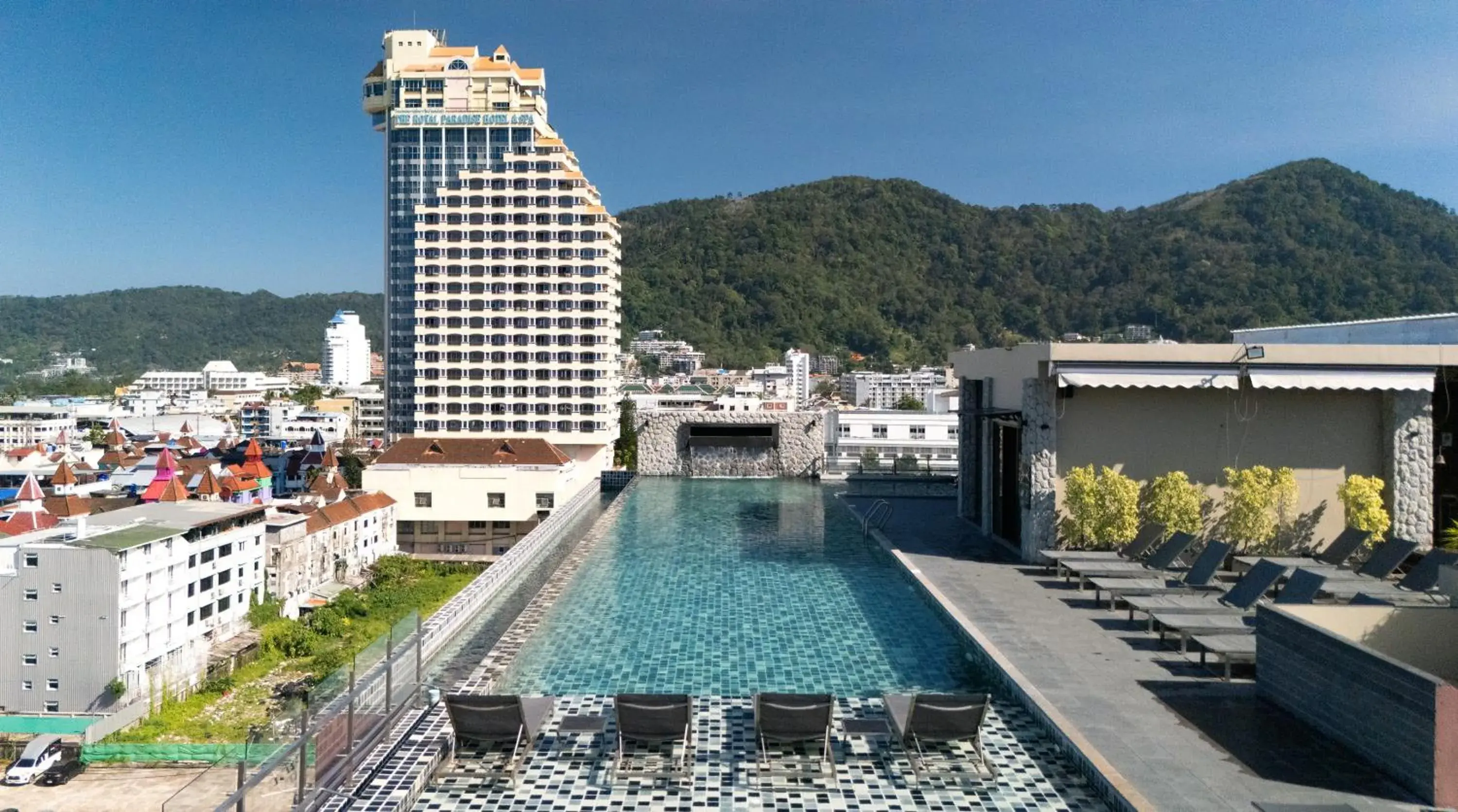 Property building in Gu Hotel Patong Property building in Gu Hotel Patong