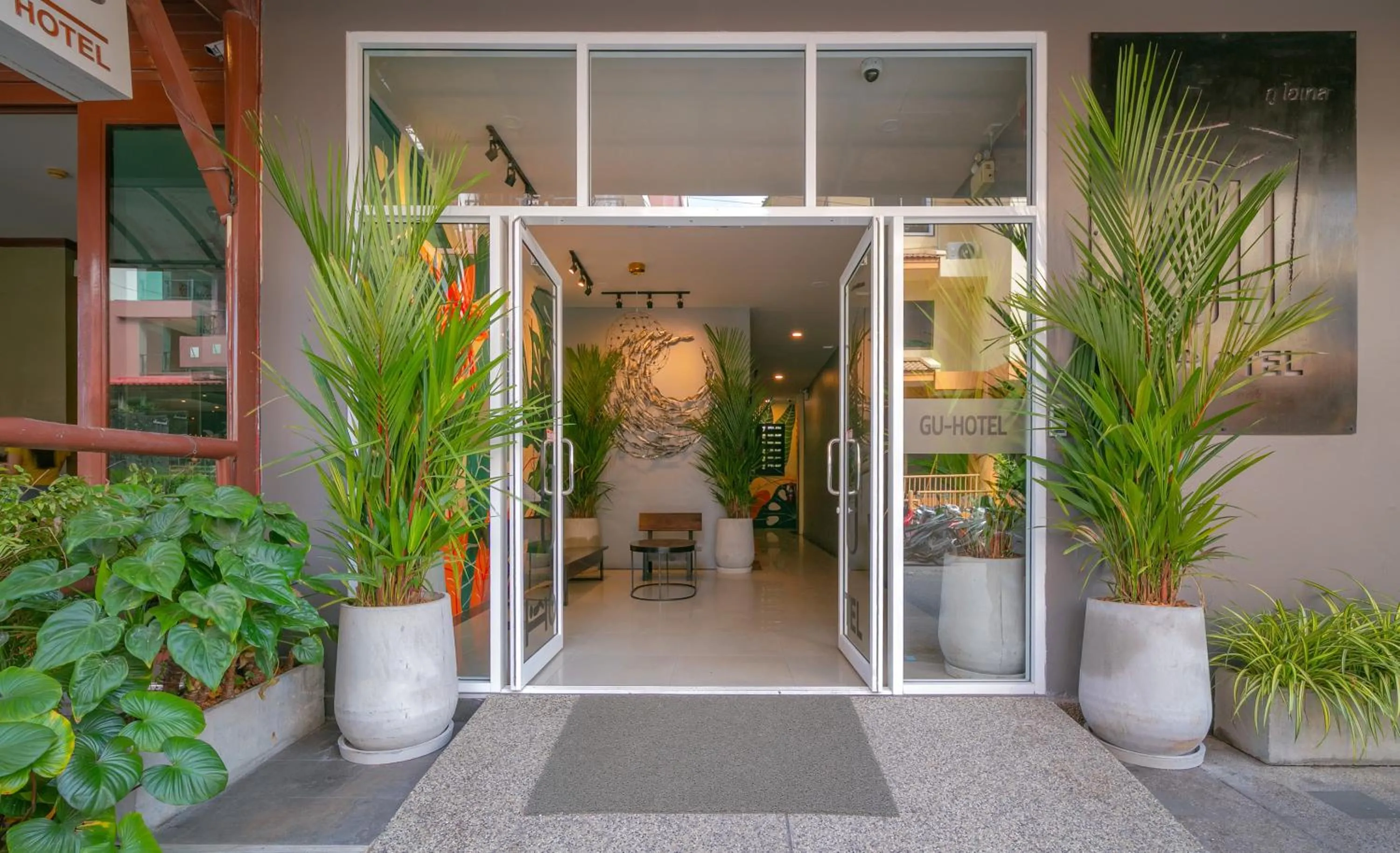 Facade/entrance in Gu Hotel Patong