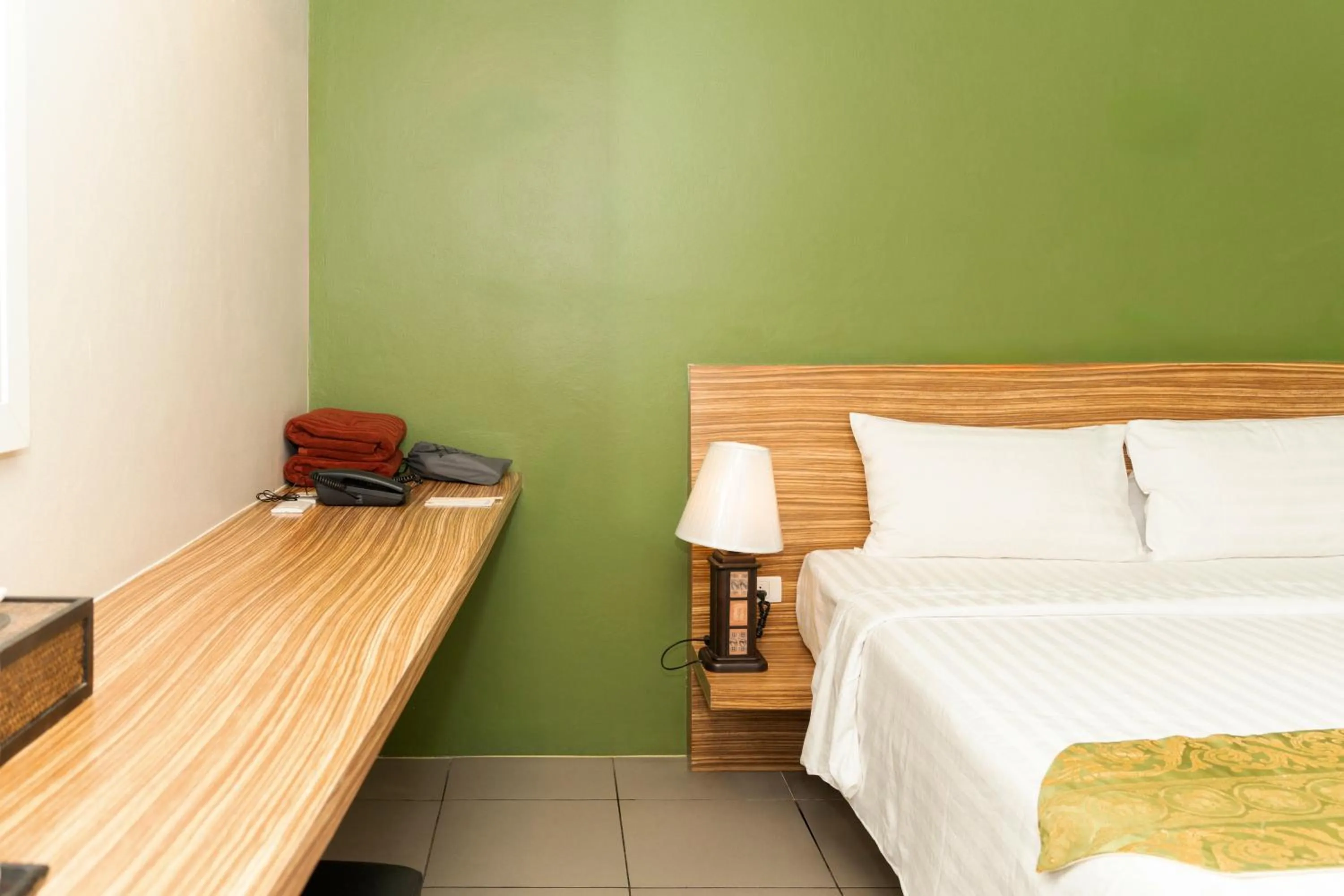 Property building, Bed in Gu Hotel Patong