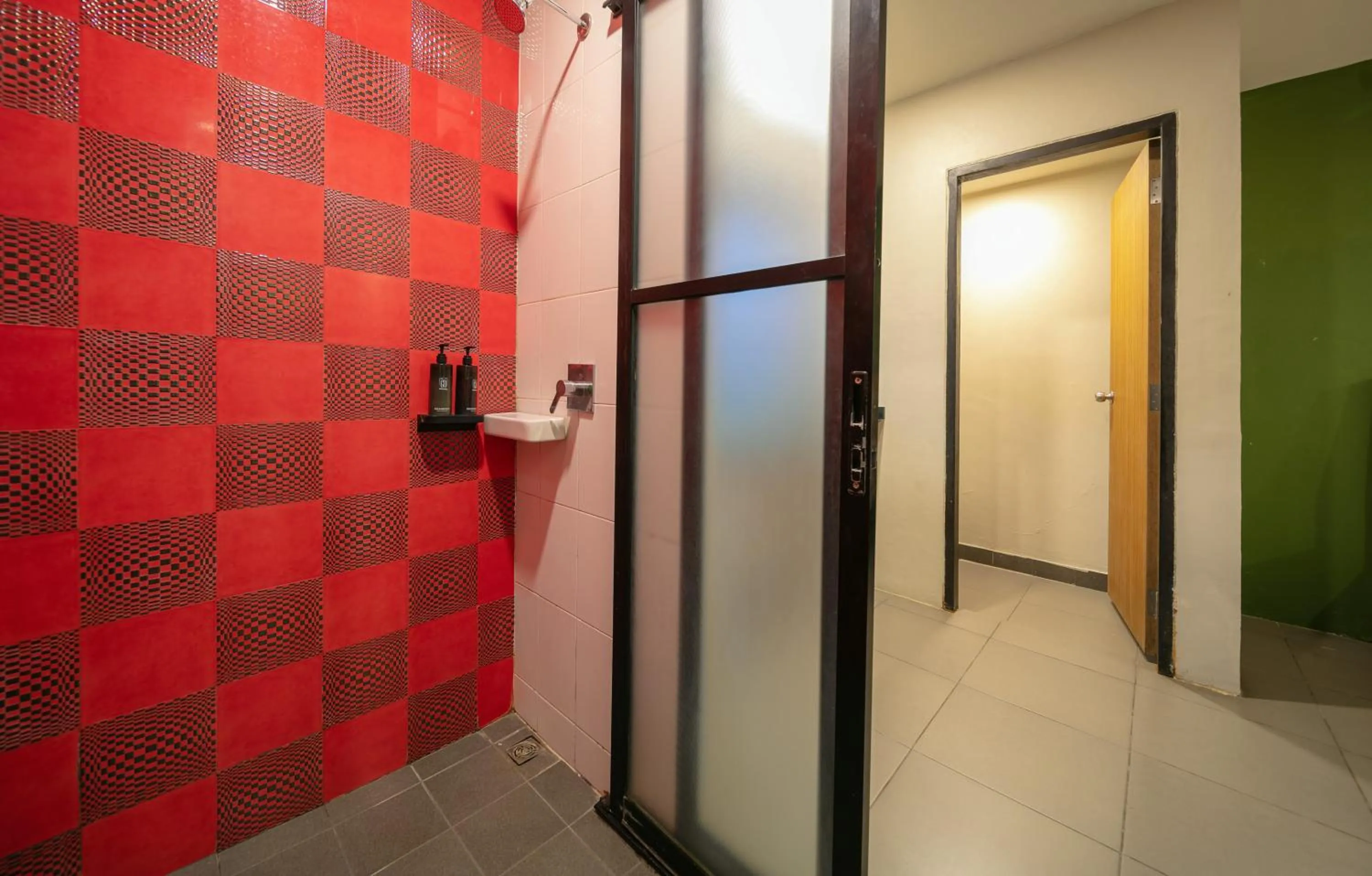 Shower in Gu Hotel Patong