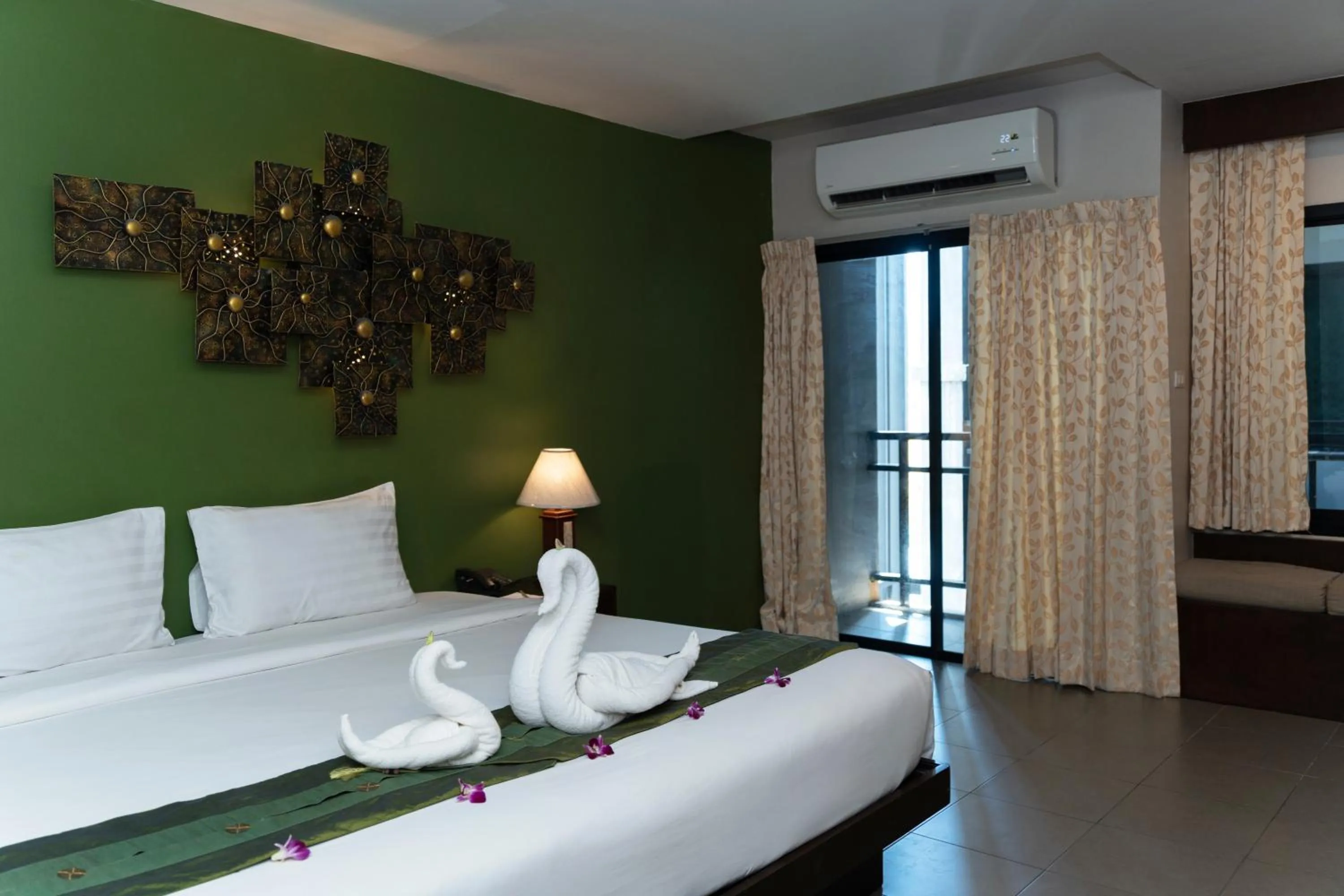Property building, Bed in Gu Hotel Patong