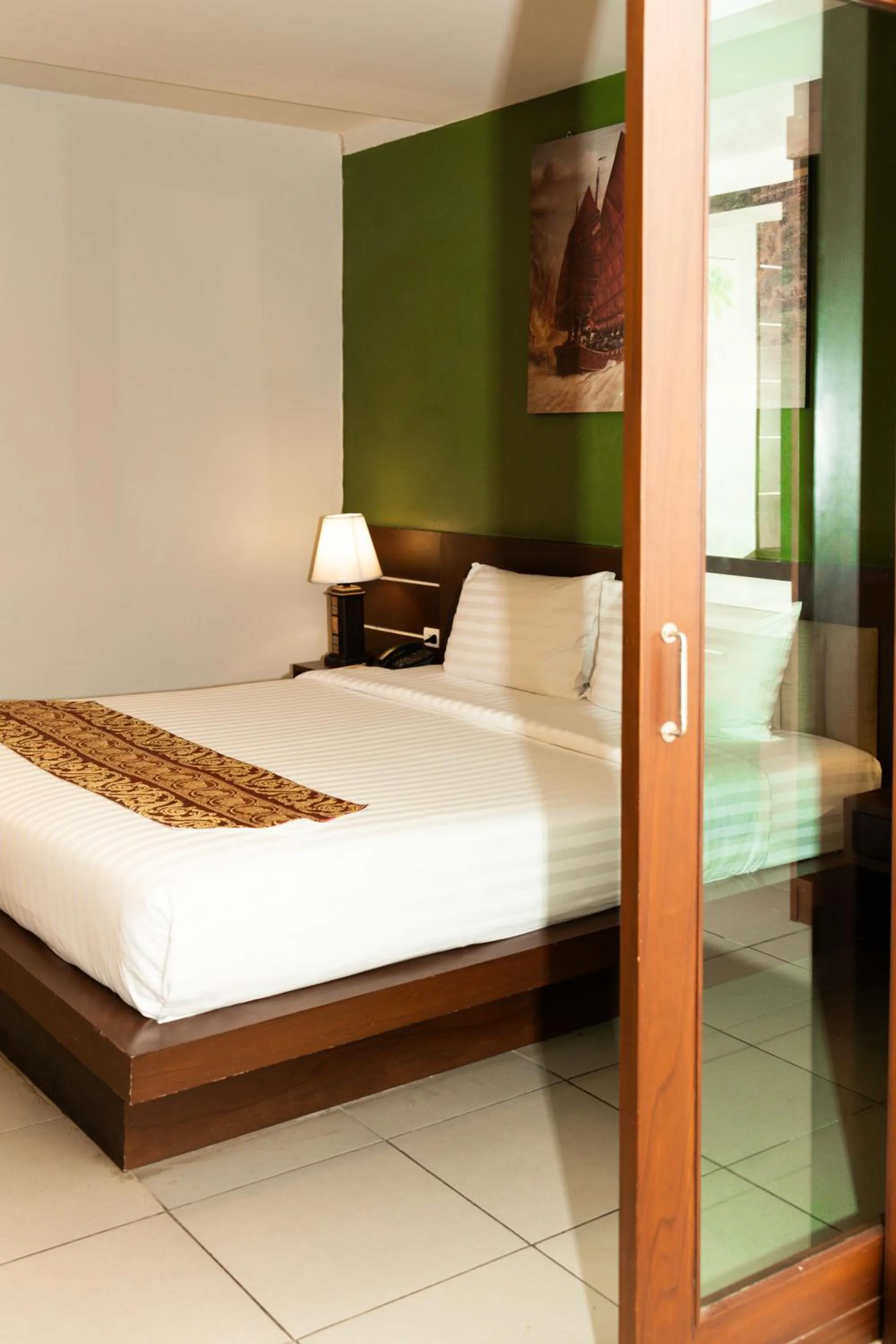Property building, Bed in Gu Hotel Patong