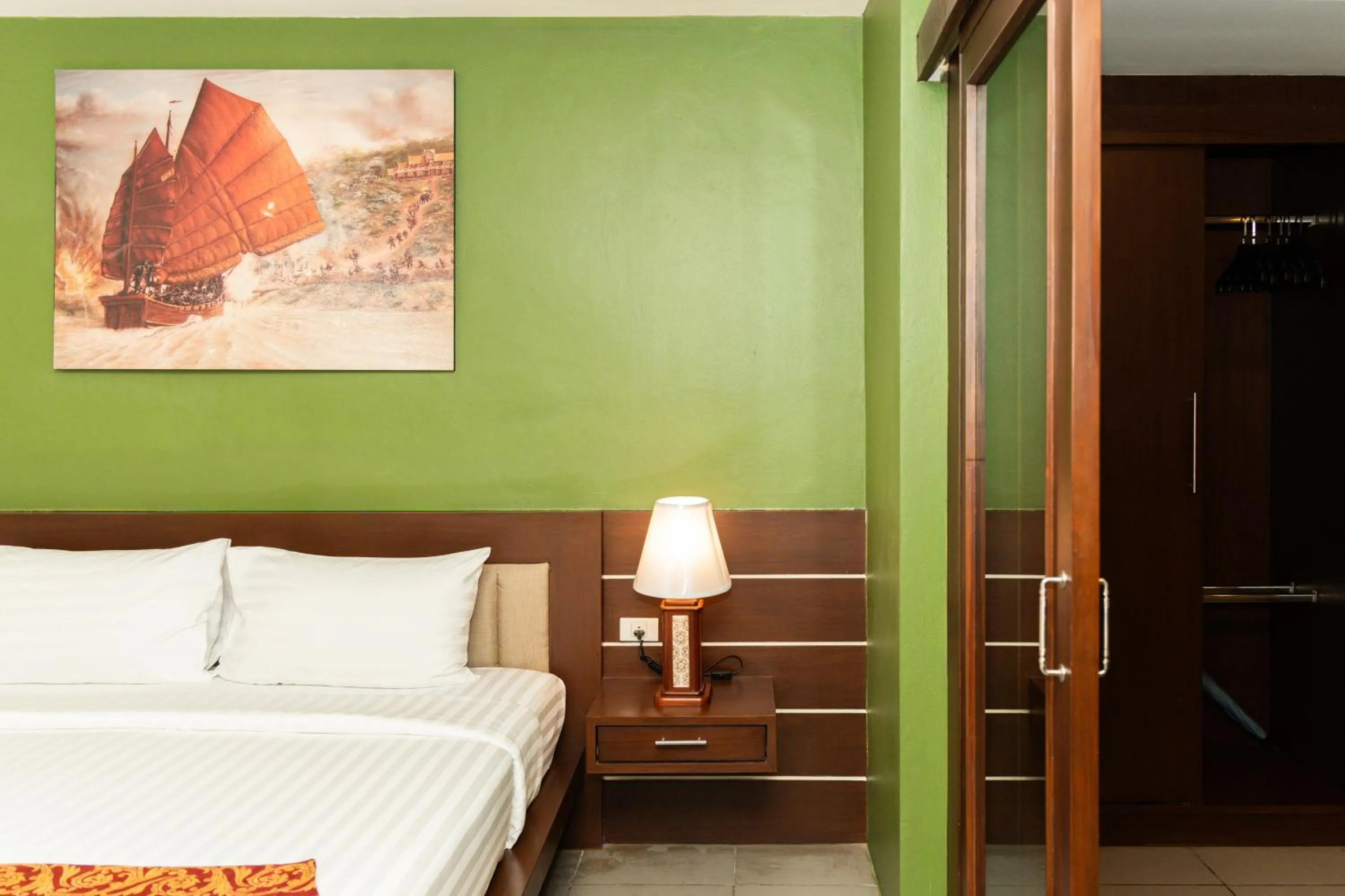 Property building, Bed in Gu Hotel Patong
