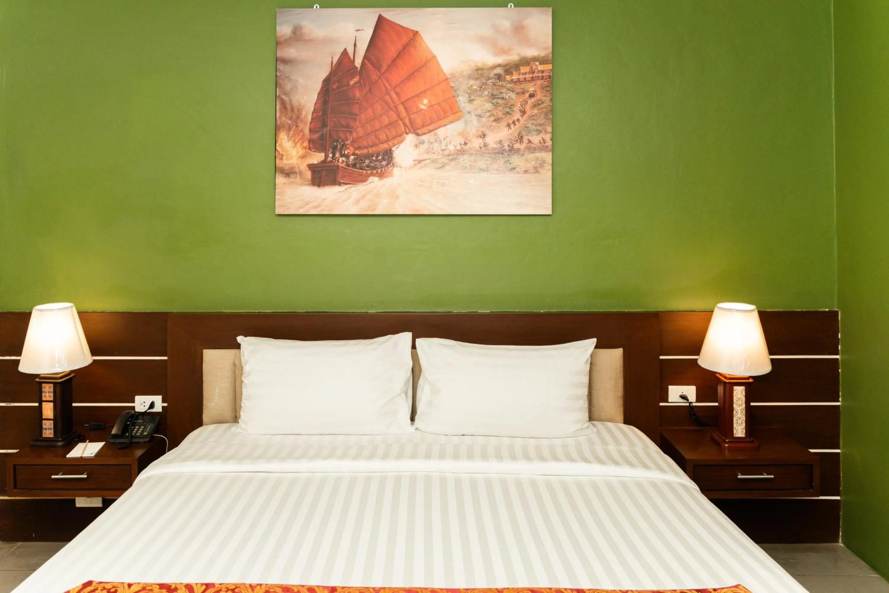 Property building, Bed in Gu Hotel Patong