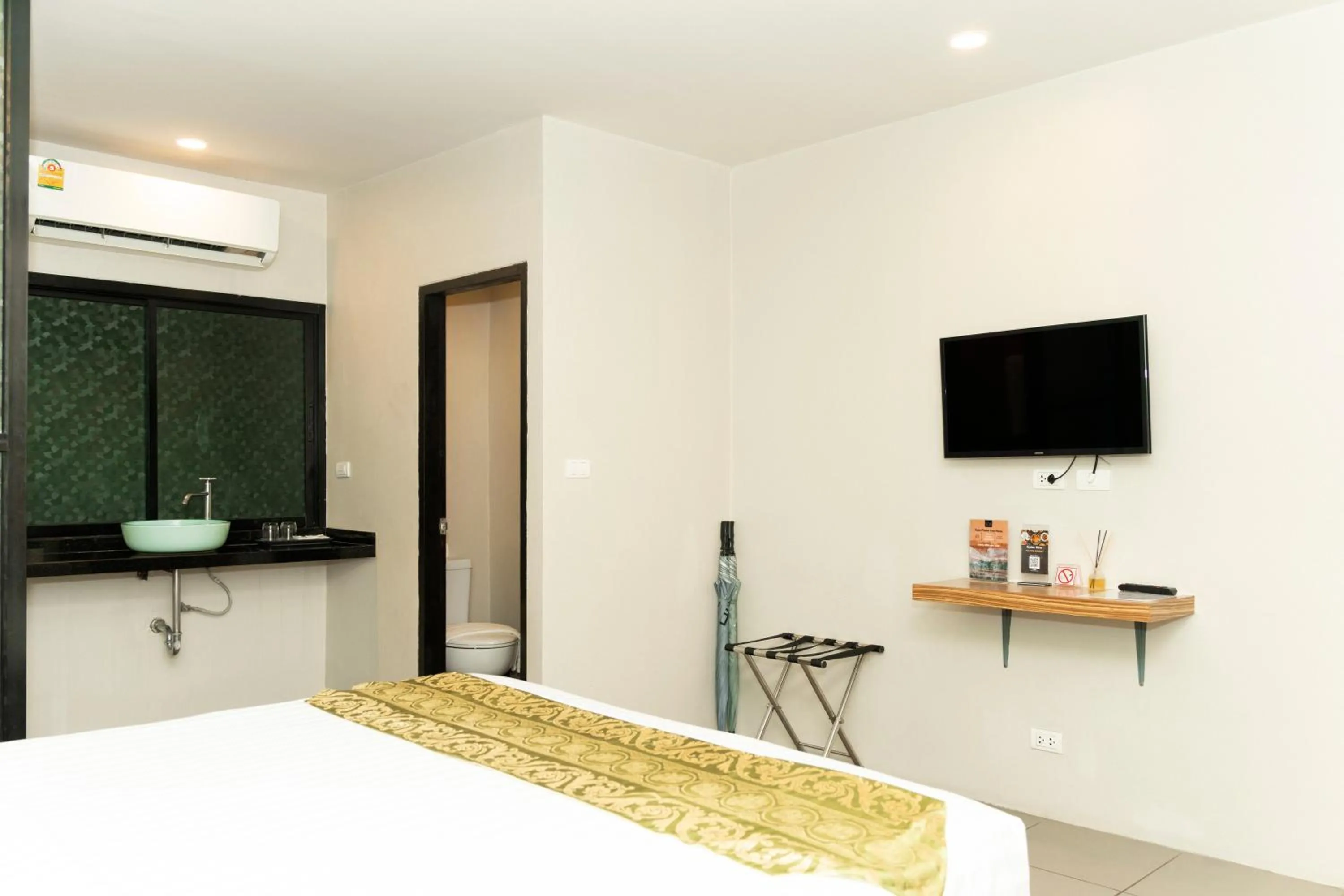 Property building, Bed in Gu Hotel Patong