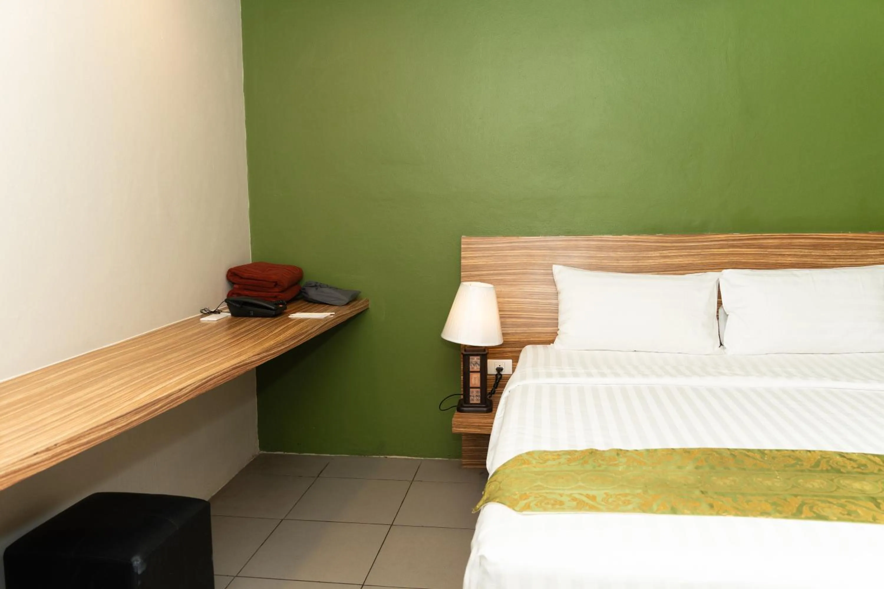 Property building, Bed in Gu Hotel Patong