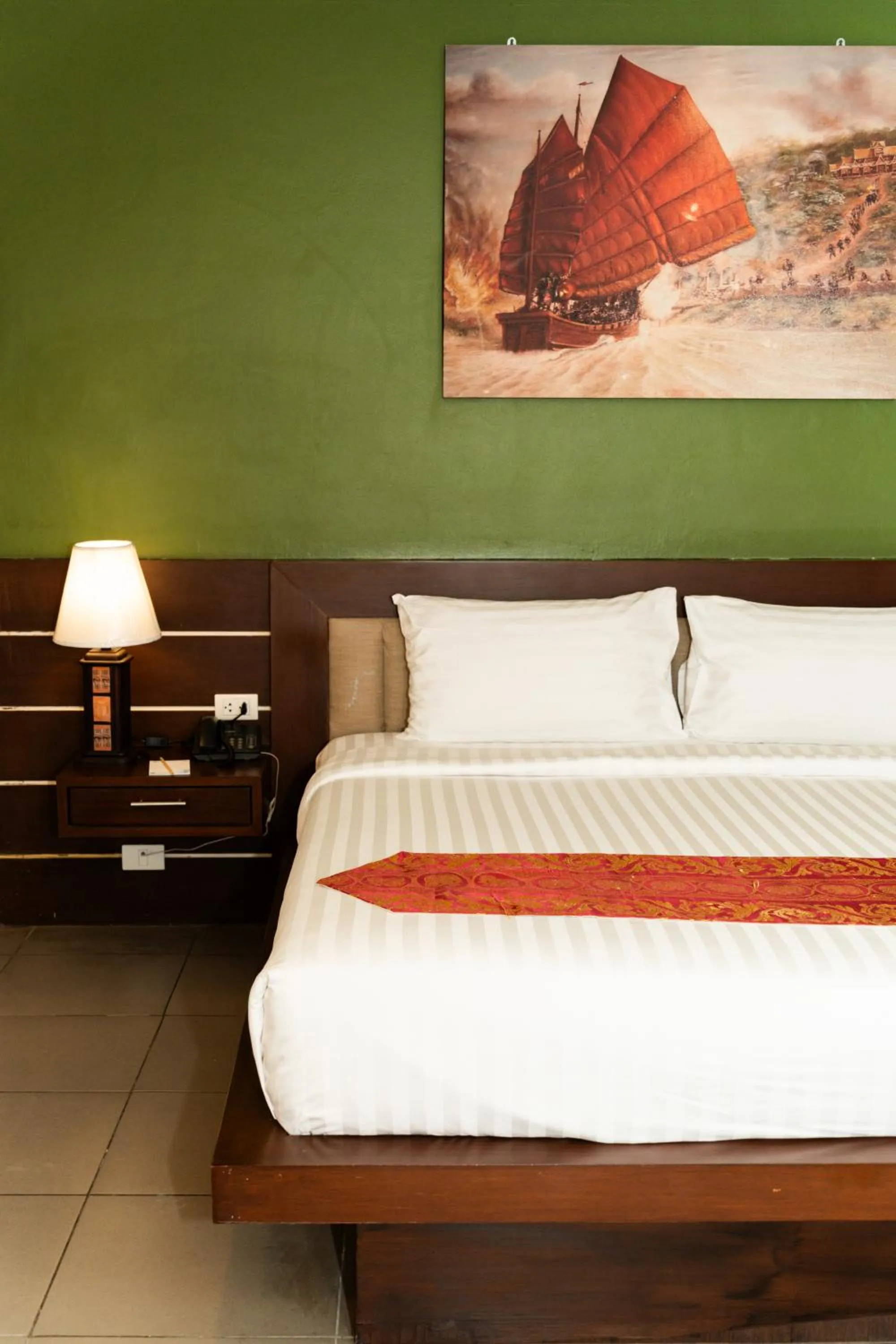 Property building, Bed in Gu Hotel Patong