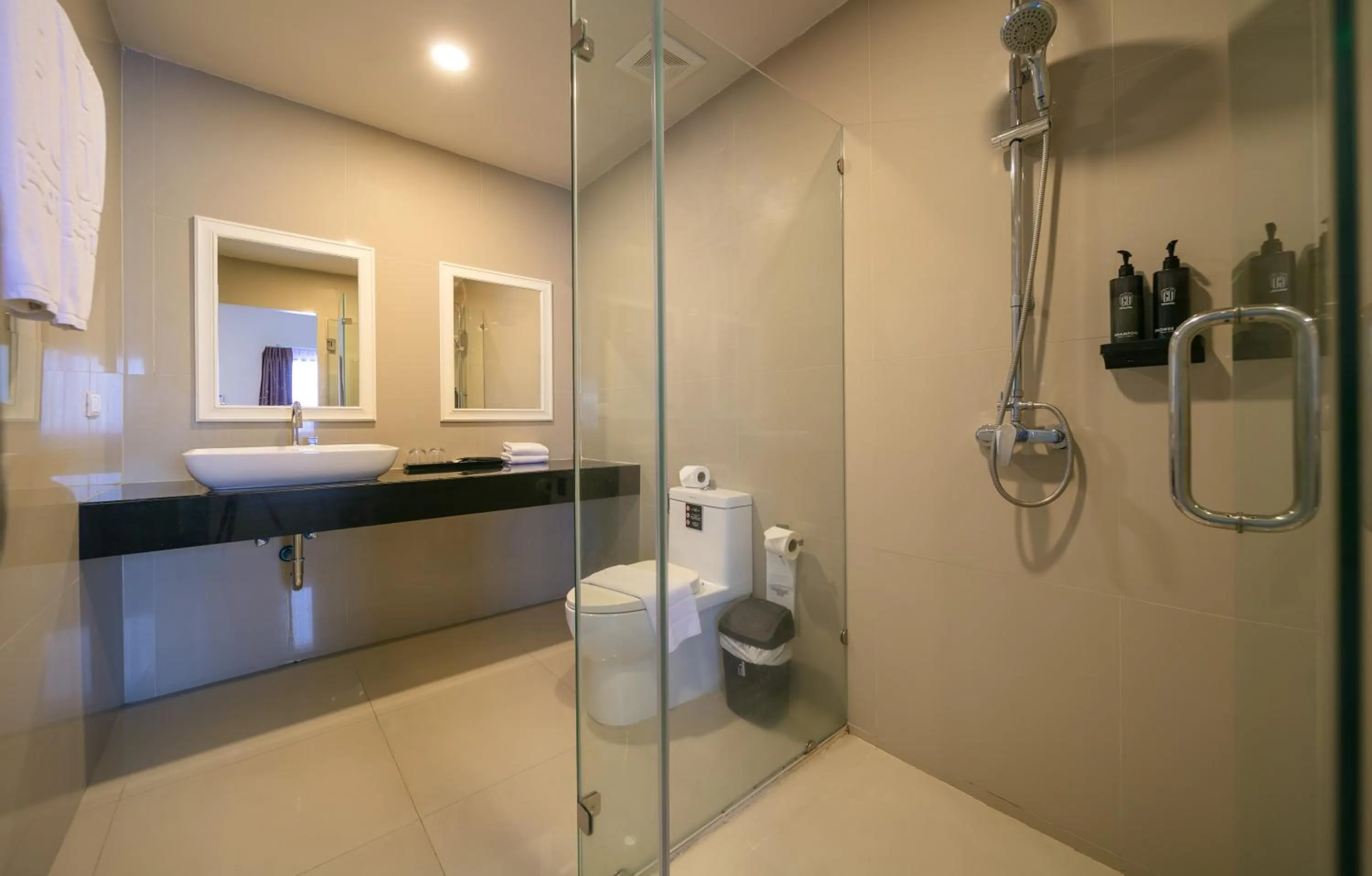 Shower in Gu Hotel Patong