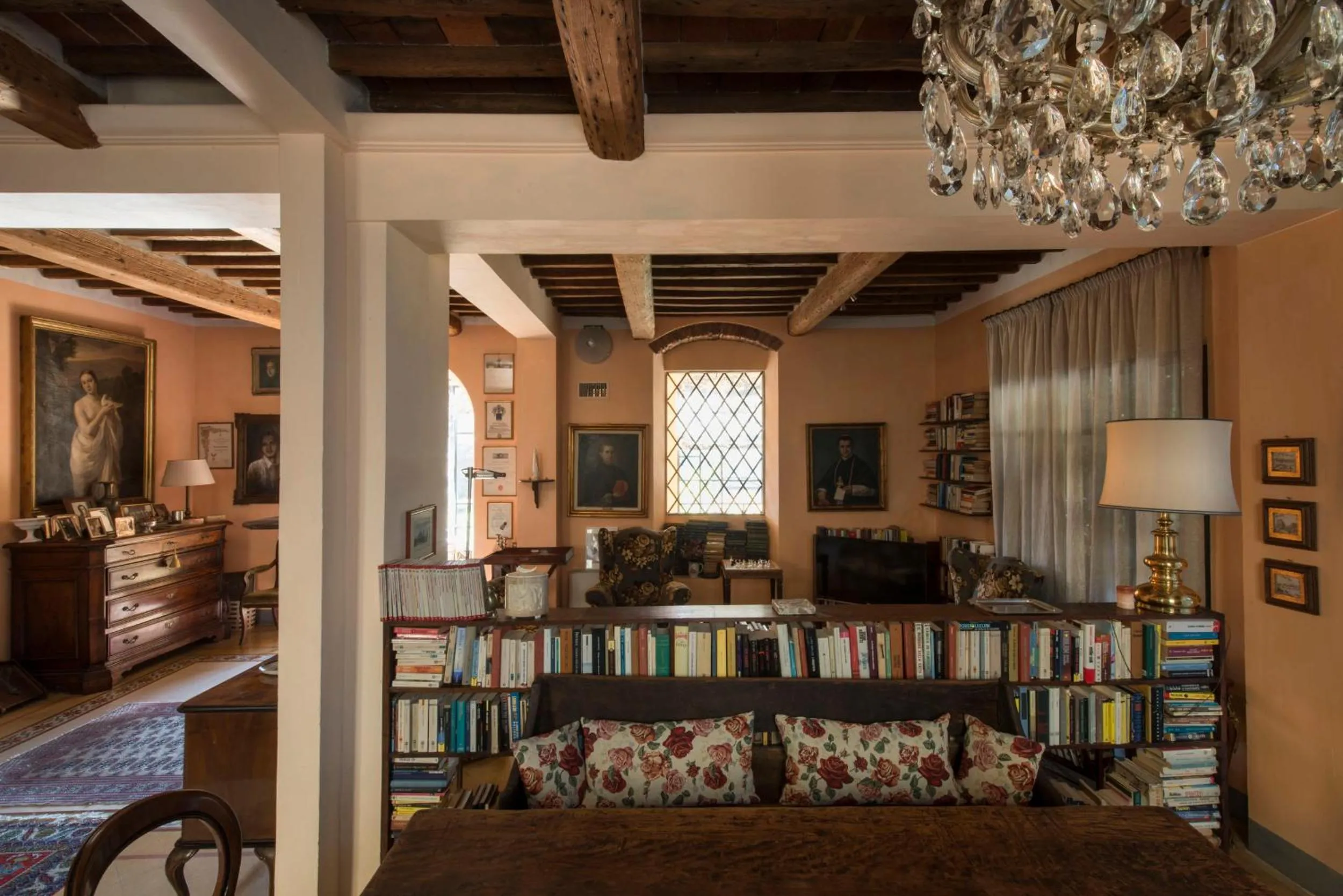 Communal lounge/ TV room in Al Porto Di Lucca B&B