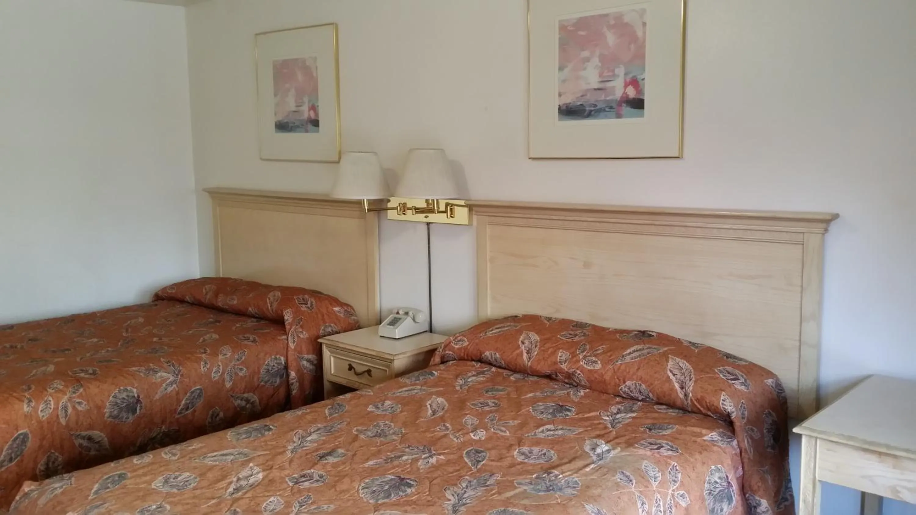 Bed in Redwood Inn Willits