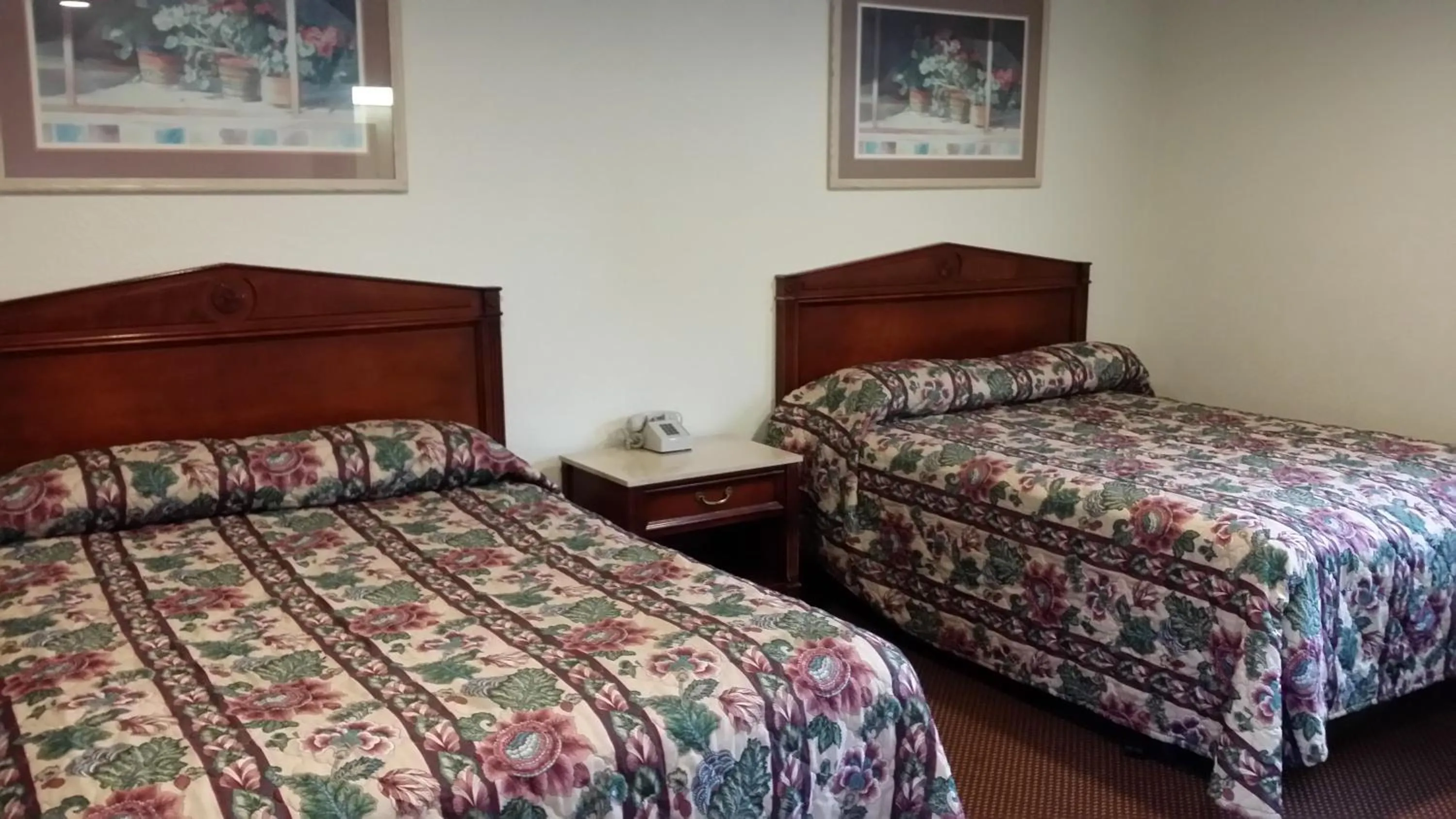 Bed in Redwood Inn Willits