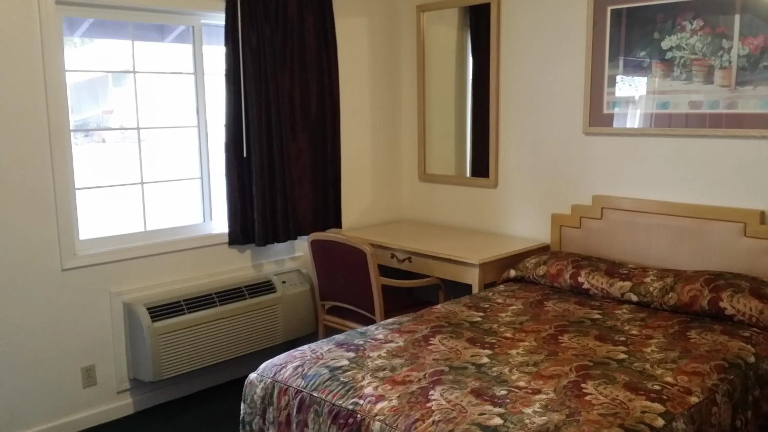 Bed in Redwood Inn Willits