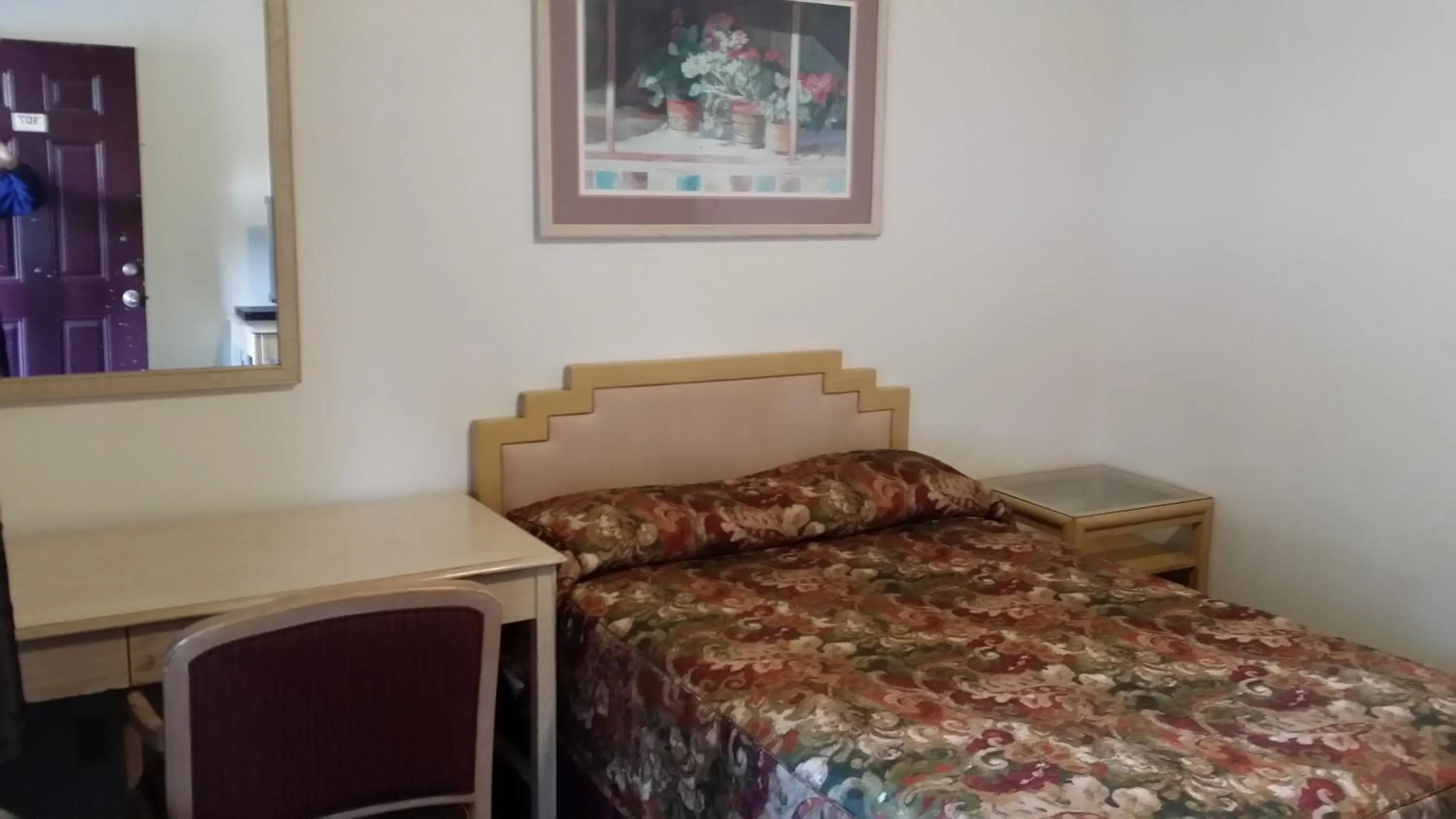 Bed in Redwood Inn Willits